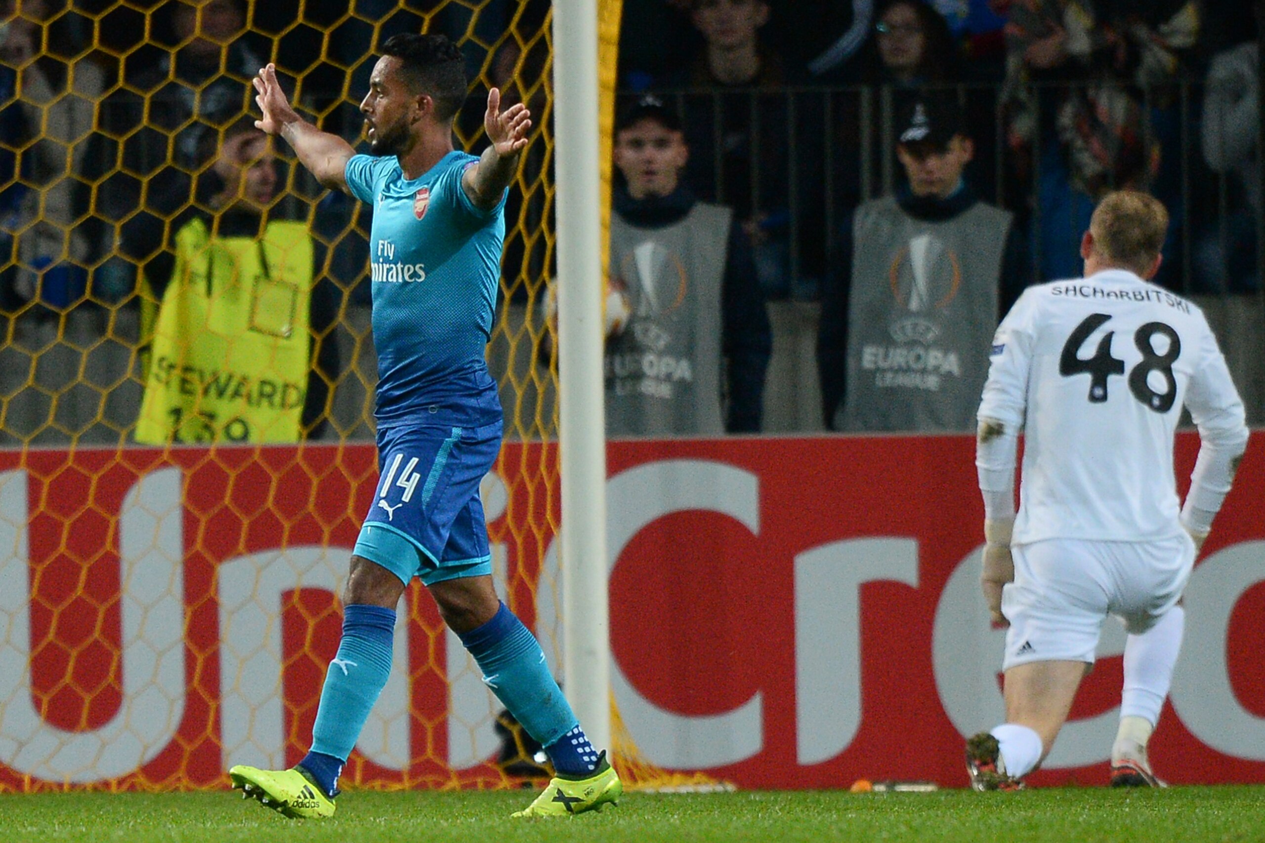 Arsenal's forward from England Theo Walcott celebrates after scoring a goal during the UEFA Europa League Group H football match between FC BATE Borisov and Arsenal FC in Borisov, outside Minsk, on September 28, 2017. / AFP PHOTO / Maxim MALINOVSKY       