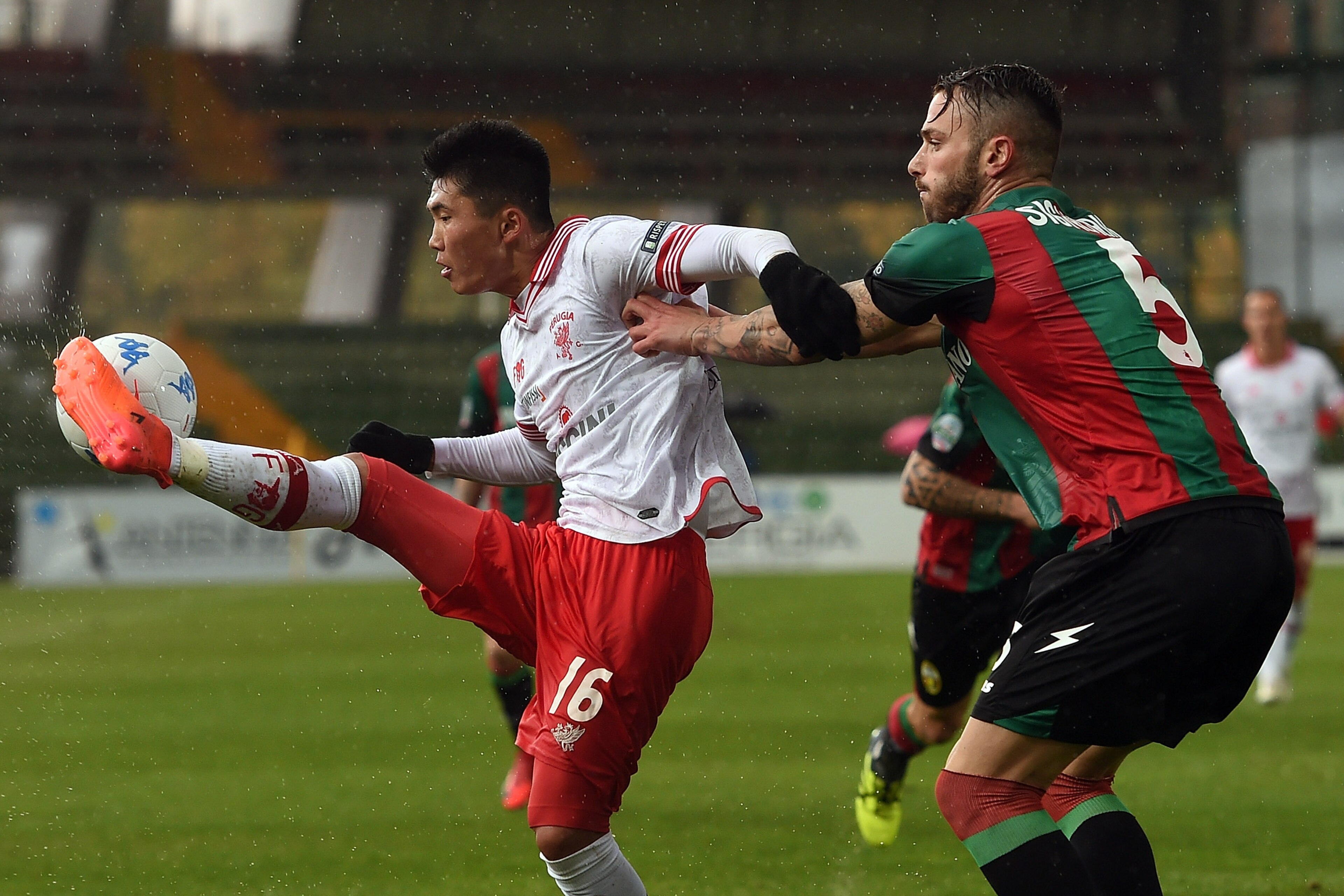 TERNI, ITALY - NOVEMBER 26:  Kwang Song Han (L) of Perugia controls the ball as Andrea Signorini of Ternana tackles during the Serie A match between Ternana Calcio and AC Perugia at Stadio Libero Liberati on November 26, 2017 in Terni, Italy.  (Photo by T