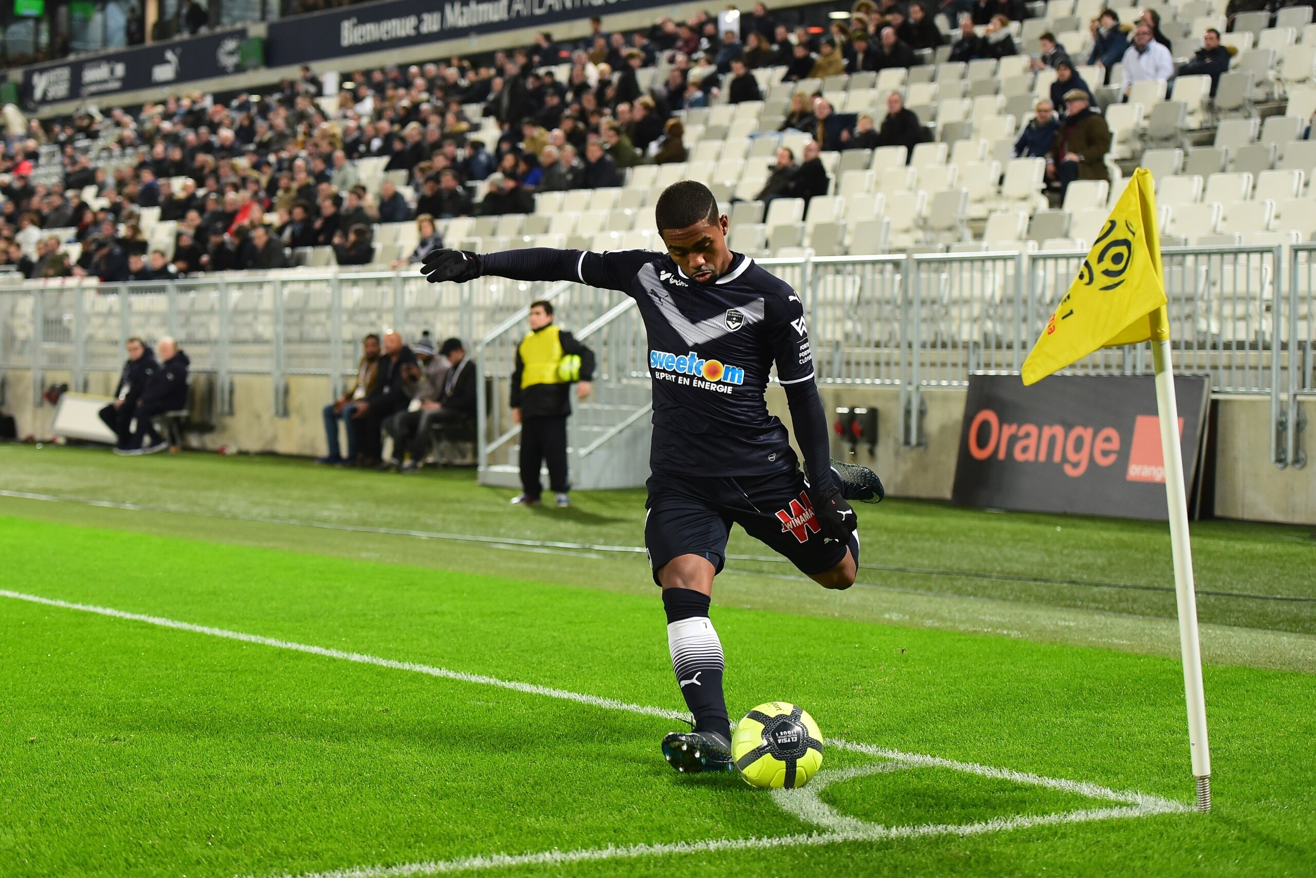 Bordeaux's Brazilian forward Malcom shoots a corner kick during the French L1 football match Monaco vs Nice on January 16, 2018 at the 'Louis II Stadium' in Monaco. / AFP PHOTO / NICOLAS TUCAT (Photo credit should read NICOLAS TUCAT/AFP/Getty Ima Bordeaux's Brazilian forward Malcom shoots a corner kick during the French L1 football match Monaco vs Nice on January 16, 2018 at the 'Louis II Stadium' in Monaco. / AFP PHOTO / NICOLAS TUCAT (Photo credit should read NICOLAS TUCAT/AFP/Getty Ima