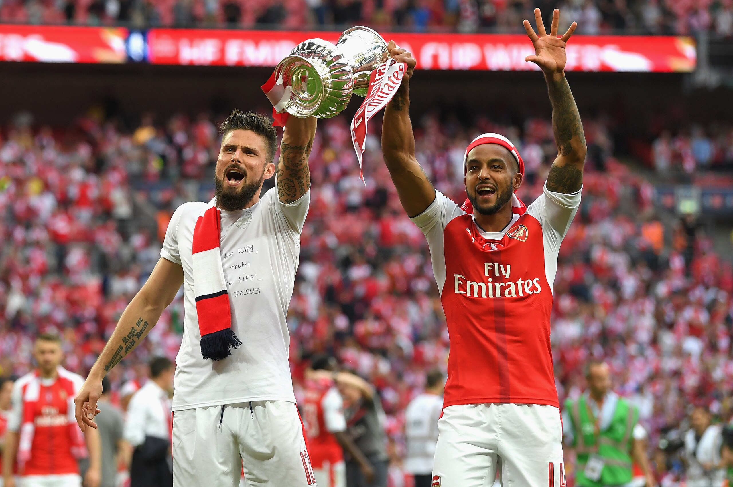 LONDON, ENGLAND - MAY 27:  Olivier Giroud of Arsenal and Theo Walcott of Arsenal celebrate with the trophy after The Emirates FA Cup Final between Arsenal and Chelsea at Wembley Stadium on May 27, 2017 in London, England.  (Photo by Laurence Griffiths/Get