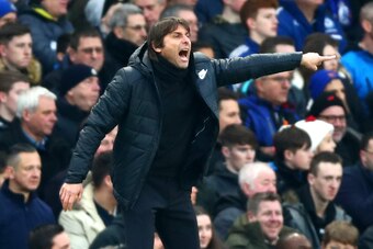 LONDON, ENGLAND - JANUARY 13:  Antonio Conte, Manager of Chelsea gives his team instructions during the Premier League match between Chelsea and Leicester City at Stamford Bridge on January 13, 2018 in London, England.  (Photo by Clive Rose/Getty Images)