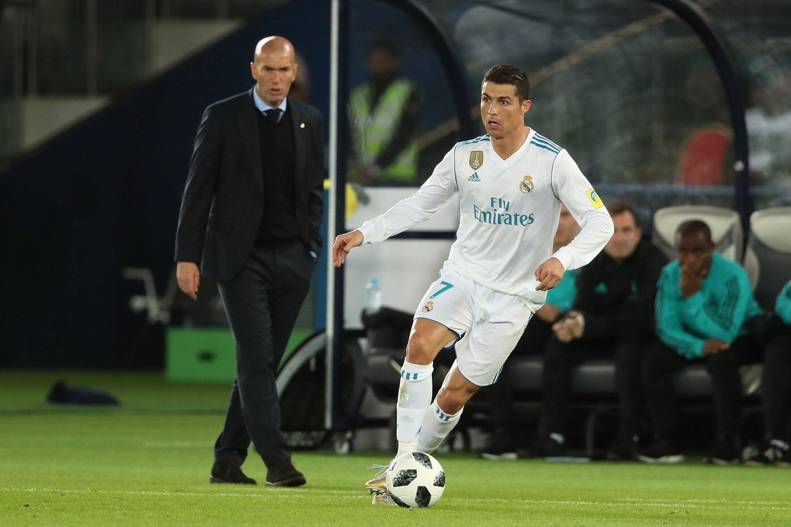 ABU DHABI, UNITED ARAB EMIRATES - DECEMBER 16:  Real Madrid Head Coach / Manager Zinedine Zidane  watches Cristiano Ronaldo of Real Madrid during the FIFA Club World Cup UAE 2017 final match between Gremio and Real Madrid CF at Zayed Sports City Stadium o