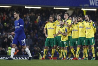Chelsea's Belgian midfielder Eden Hazard walks to take his penalty during the FA Cup third round replay football match between Chelsea and Norwich City at Stamford Bridge in London on January 17, 2018. / AFP PHOTO / Adrian DENNIS / RESTRICTED TO EDITORIAL