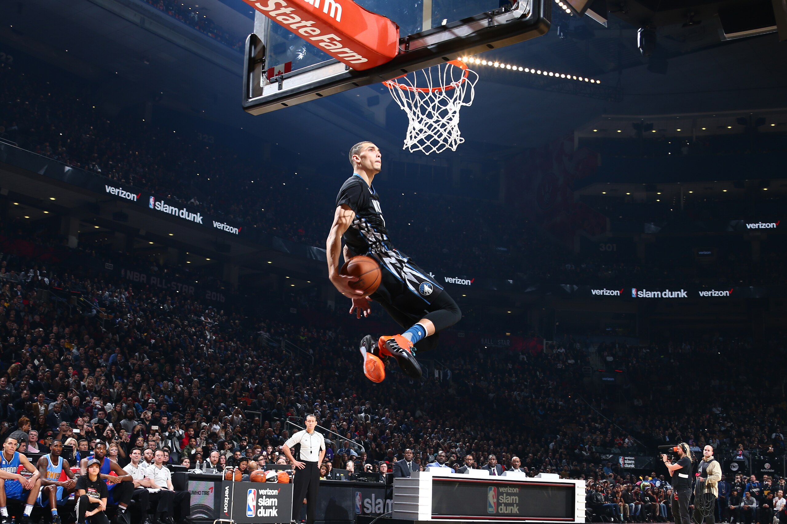 TORONTO, CANADA - FEBRUARY 13:  Zach LaVine #8 of the Minnesota Timberwolves dunks the ball during the Verizon Slam Dunk Contest during State Farm All-Star Saturday Night as part of the 2016 NBA All-Star Weekend on February 13, 2016 at Air Canada Centre i