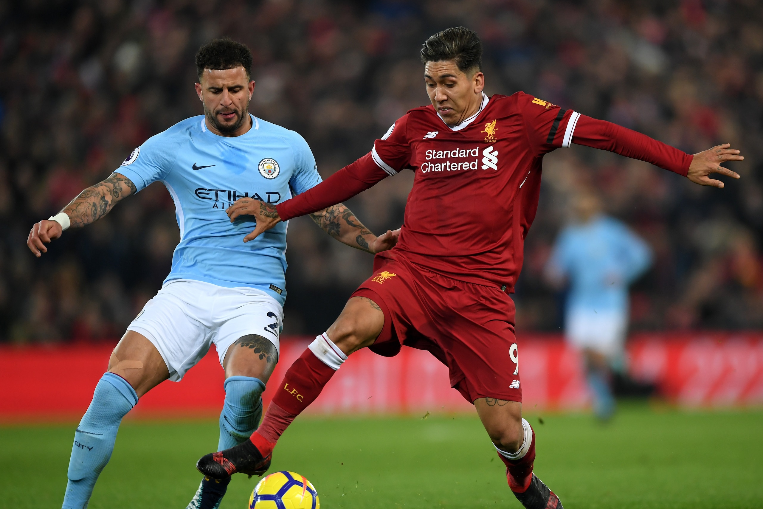 LIVERPOOL, ENGLAND - JANUARY 14:  Kyle Walker of Manchester City and Roberto Firmino of Liverpool battles for possesion during the Premier League match between Liverpool and Manchester City at Anfield on January 14, 2018 in Liverpool, England.  (Photo by 