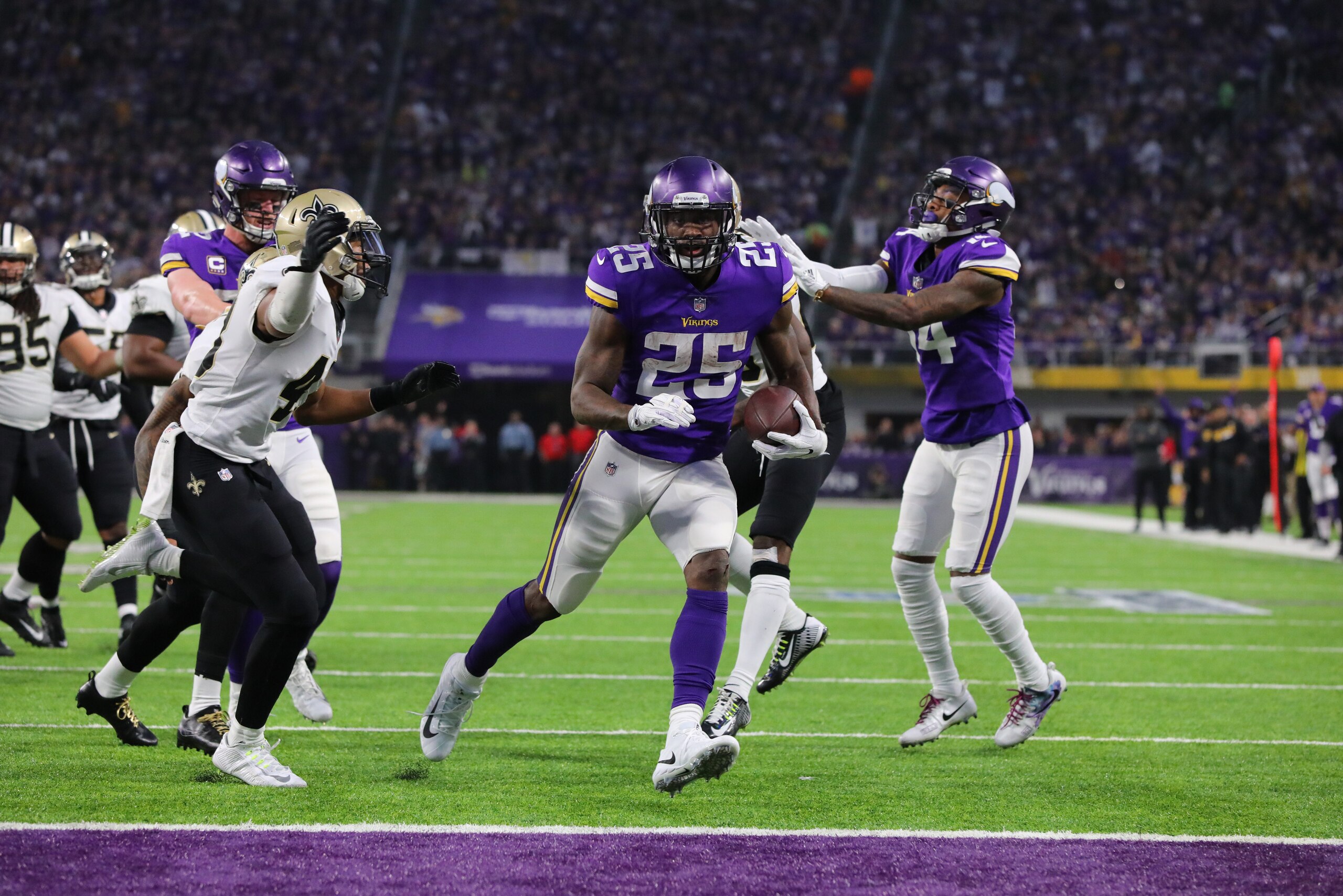 MINNEAPOLIS, MN - JANUARY 14:  Latavius Murray #25 of the Minnesota Vikings scores a touchdown in the second quarter against the New Orleans Saints in the NFC Divisional Playoff game on January 14, 2018 at U.S. Bank Stadium in Minneapolis, Minnesota. (Pho