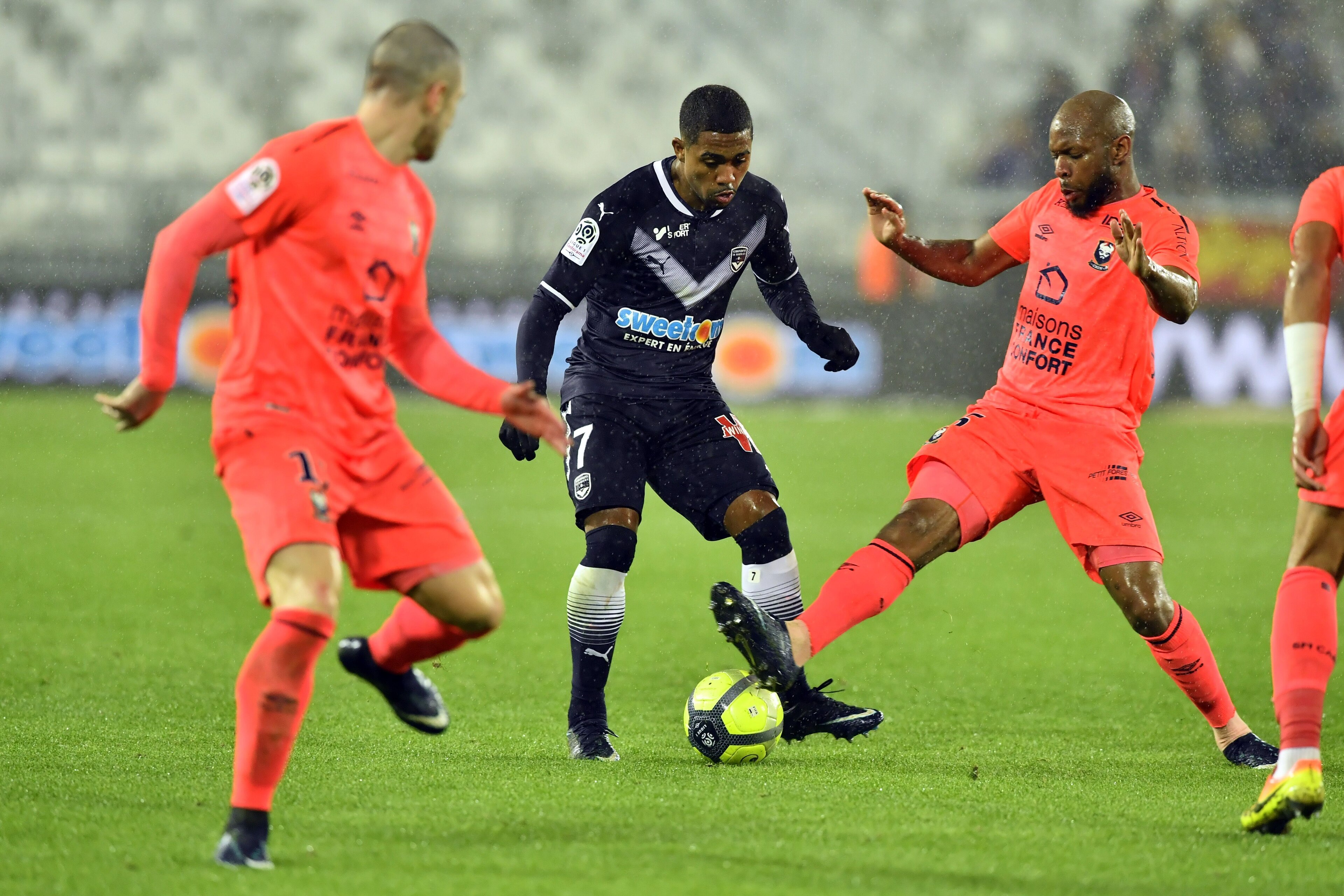 Bordeaux's Brazilian forward Malcom (C) vies with Caen's French-Guinean midfielder Baissama Sankoh (R) during the French L1 football match between Bordeaux and Caen on January 16, 2018 at the Matmut Atlantique stadium in Bordeaux, southwestern France. / Bordeaux's Brazilian forward Malcom (C) vies with Caen's French-Guinean midfielder Baissama Sankoh (R) during the French L1 football match between Bordeaux and Caen on January 16, 2018 at the Matmut Atlantique stadium in Bordeaux, southwestern France. /