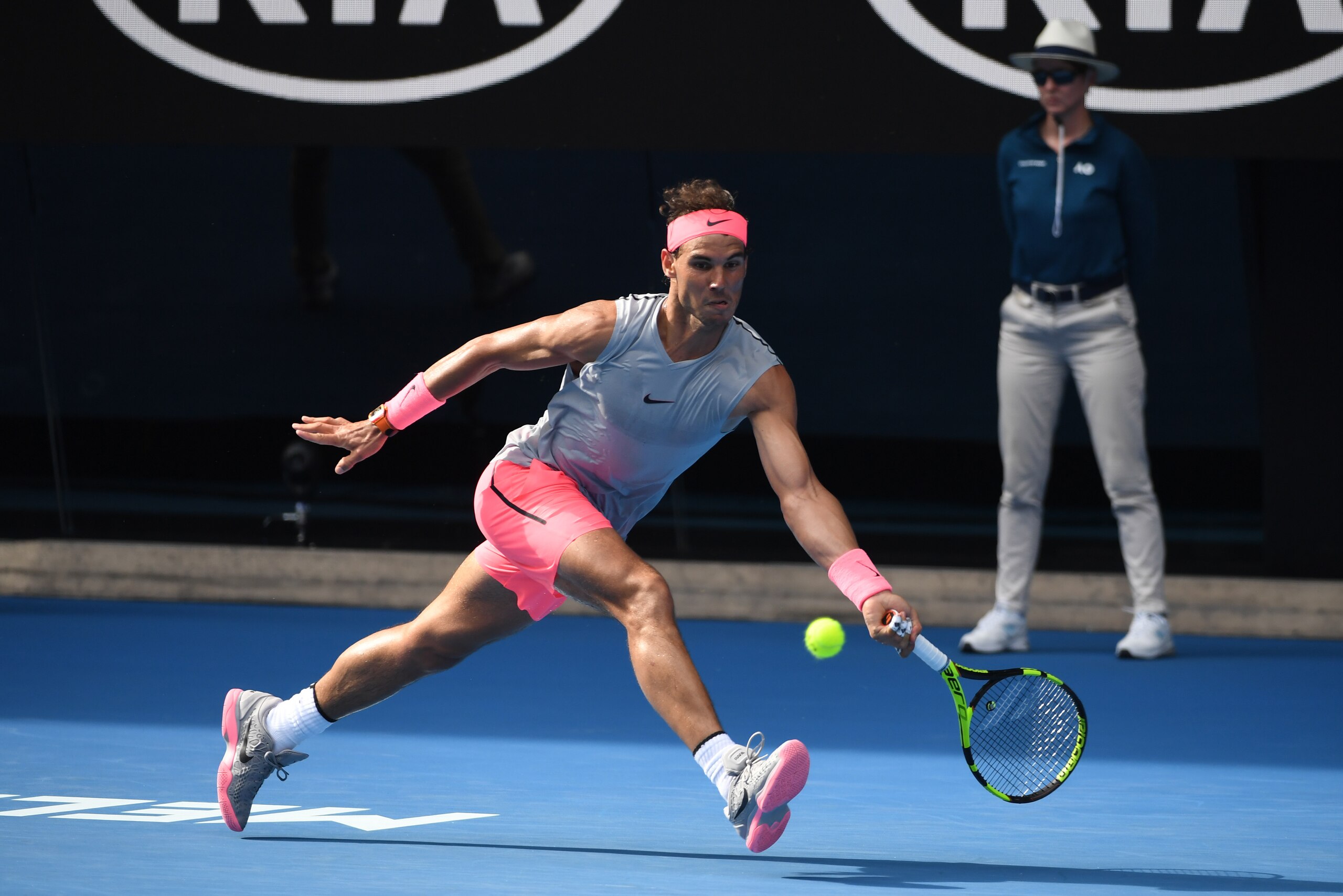 Spain's Rafael Nadal hits a return against Argentina's Diego Schwartzman during their men's singles fourth round match on day seven of the Australian Open tennis tournament in Melbourne on January 21, 2018. / AFP PHOTO / WILLIAM WEST / -- IMAGE RESTRICTED