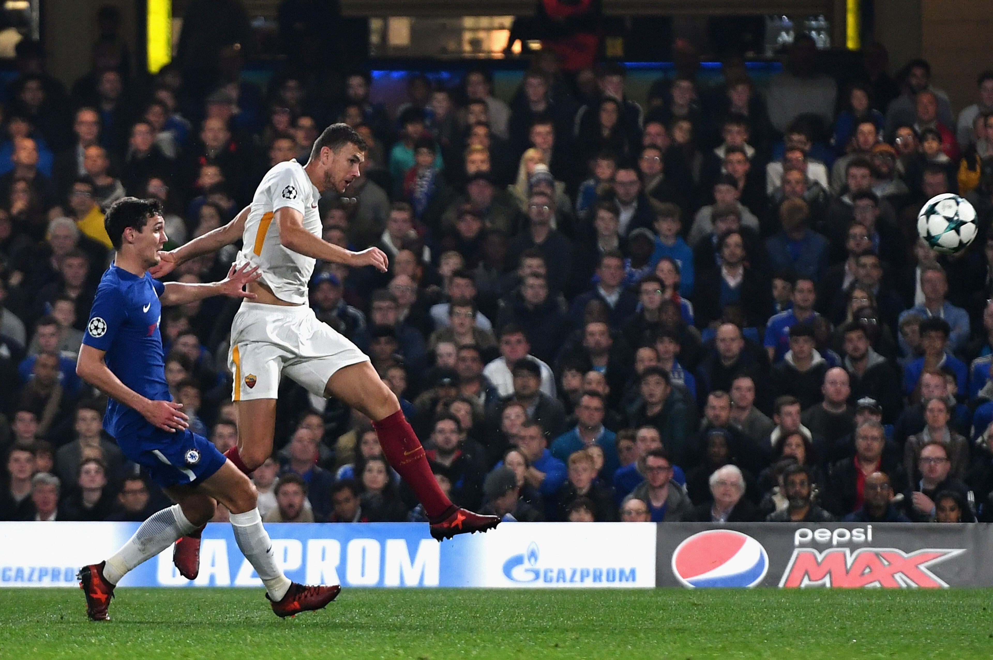 LONDON, ENGLAND - OCTOBER 18: Edin Dzeko of AS Roma scores his sides second goal during the UEFA Champions League group C match between Chelsea FC and AS Roma at Stamford Bridge on October 18, 2017 in London, United Kingdom. (Photo by Dan Mullan/Getty I LONDON, ENGLAND - OCTOBER 18: Edin Dzeko of AS Roma scores his sides second goal during the UEFA Champions League group C match between Chelsea FC and AS Roma at Stamford Bridge on October 18, 2017 in London, United Kingdom. (Photo by Dan Mullan/Getty I