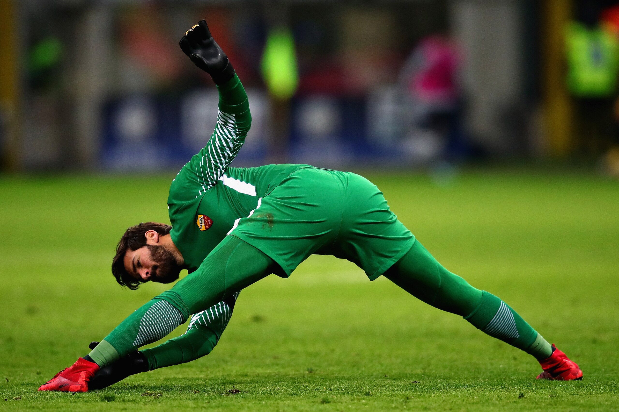 MILAN, ITALY - JANUARY 21: Alisson of AS Roma stretches during the Serie A match between FC Internazionale and AS Roma at Stadio Giuseppe Meazza on January 21, 2018 in Milan, Italy.  (Photo by Chris Brunskill Ltd/Getty Images)