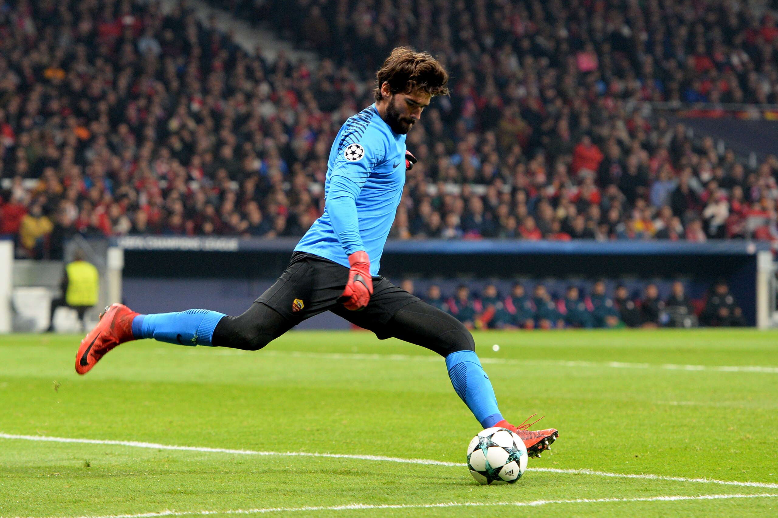 MADRID, SPAIN - NOVEMBER 22:  Alisson Becker, #1 of AS Roma during the UEFA Champions League group C match between Club Atletico de Madrid and  AS Roma at Wanda Metropolitano on November 22, 2017 in Madrid, Spain. (Photo by Sonia Canada/Getty Images)