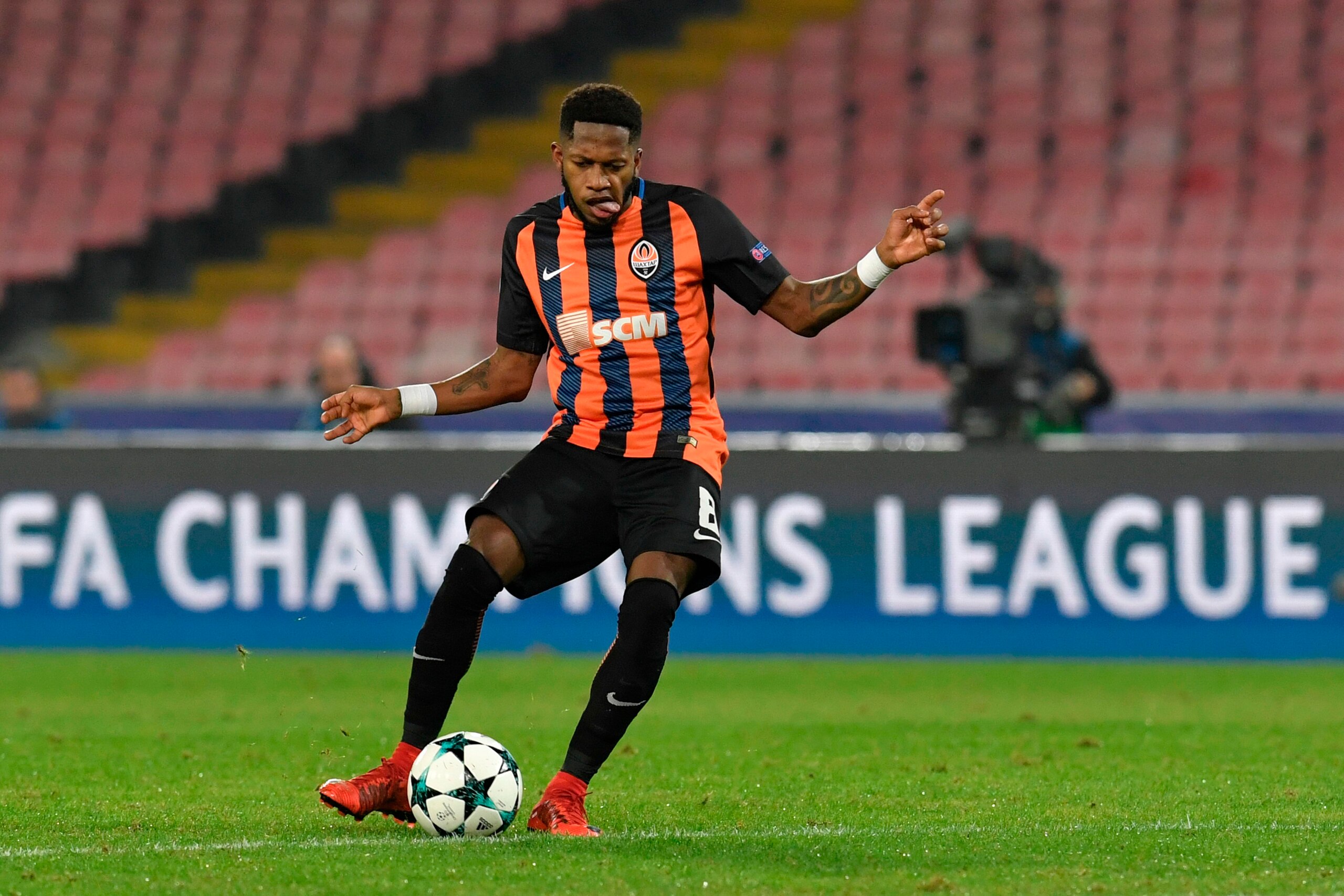 Shakhtar Donetsk's Brazilian midfielder Fred controls the ball during the UEFA Champions League Group F football match Napoli vs Shakhtar Donetsk on November 21, 2017 at the San Paolo stadium in Naples.  / AFP PHOTO / Andreas SOLARO        (Photo credit s