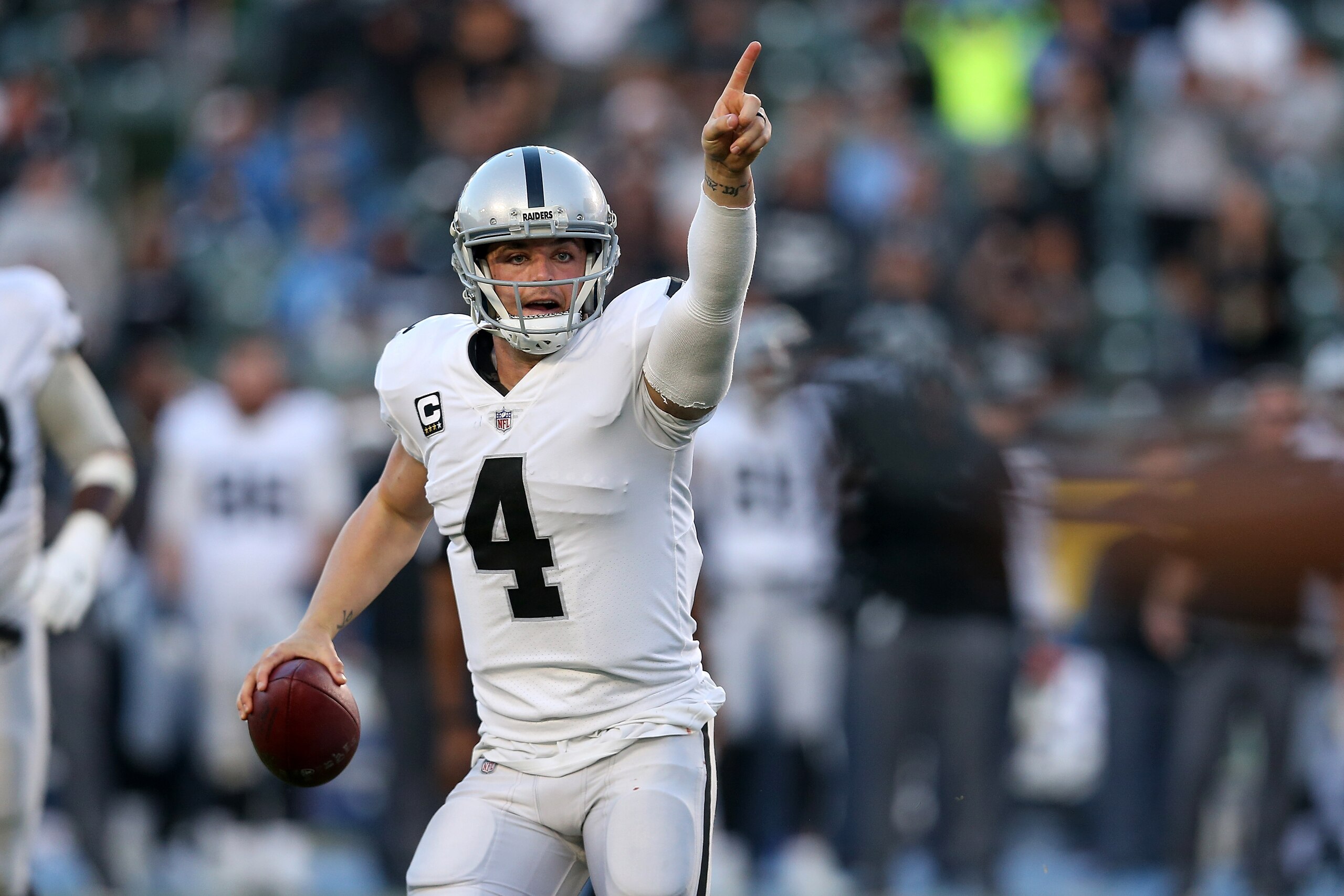 CARSON, CA - DECEMBER 31:  Derek Carr #4 of the Oakland Raiders directs his team before throwing the ball during the second half of the game against the Los Angeles Chargers at StubHub Center on December 31, 2017 in Carson, California.  (Photo by Stephen 