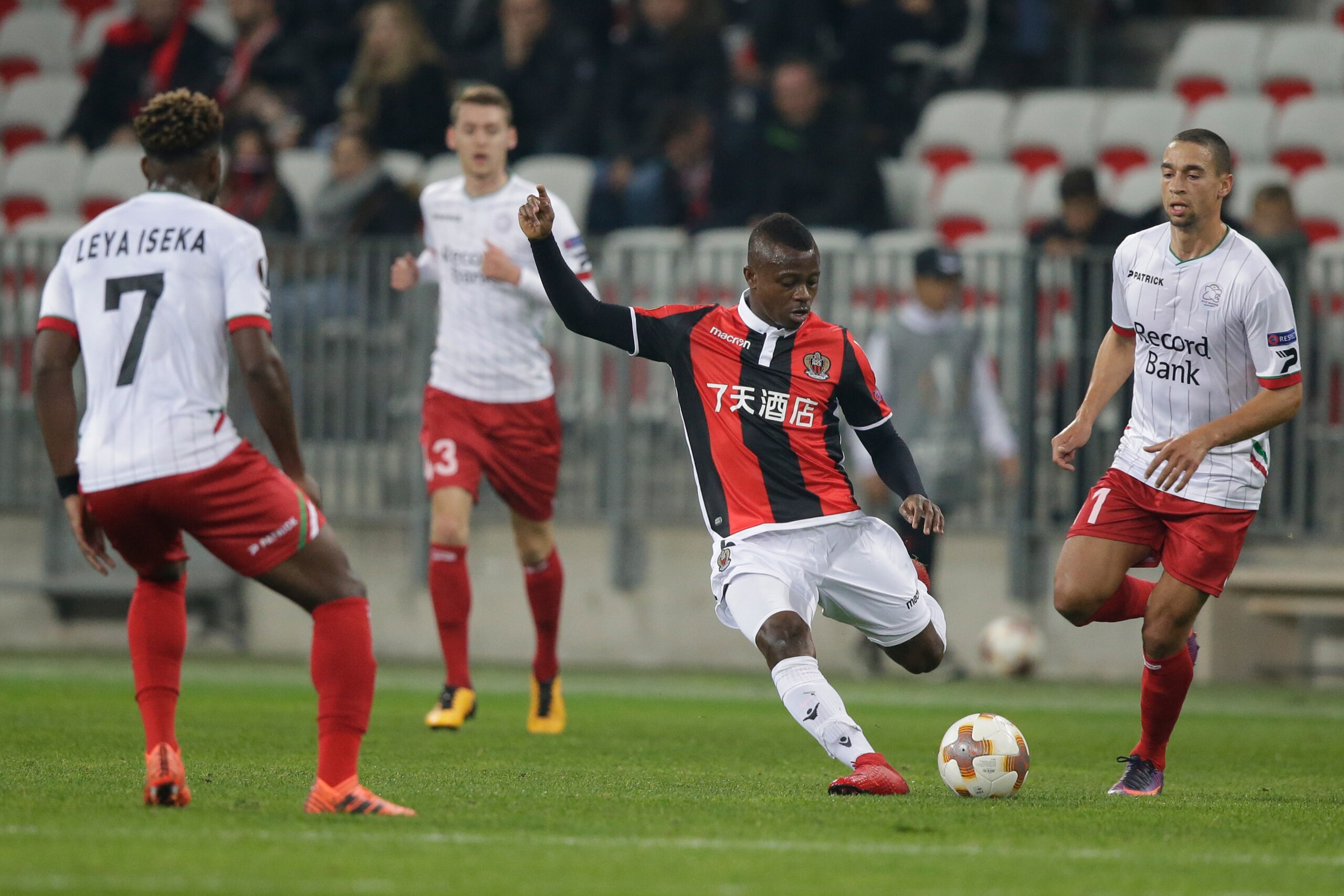 NICE, FRANCE - NOVEMBER 23: Jean Seri of Nice during the UEFA Europa League   match between Nice v Zulte Waregem at the Allianz Riviera on November 23, 2017 in Nice France (Photo by Jeroen Meuwsen/Soccrates/Getty Images)