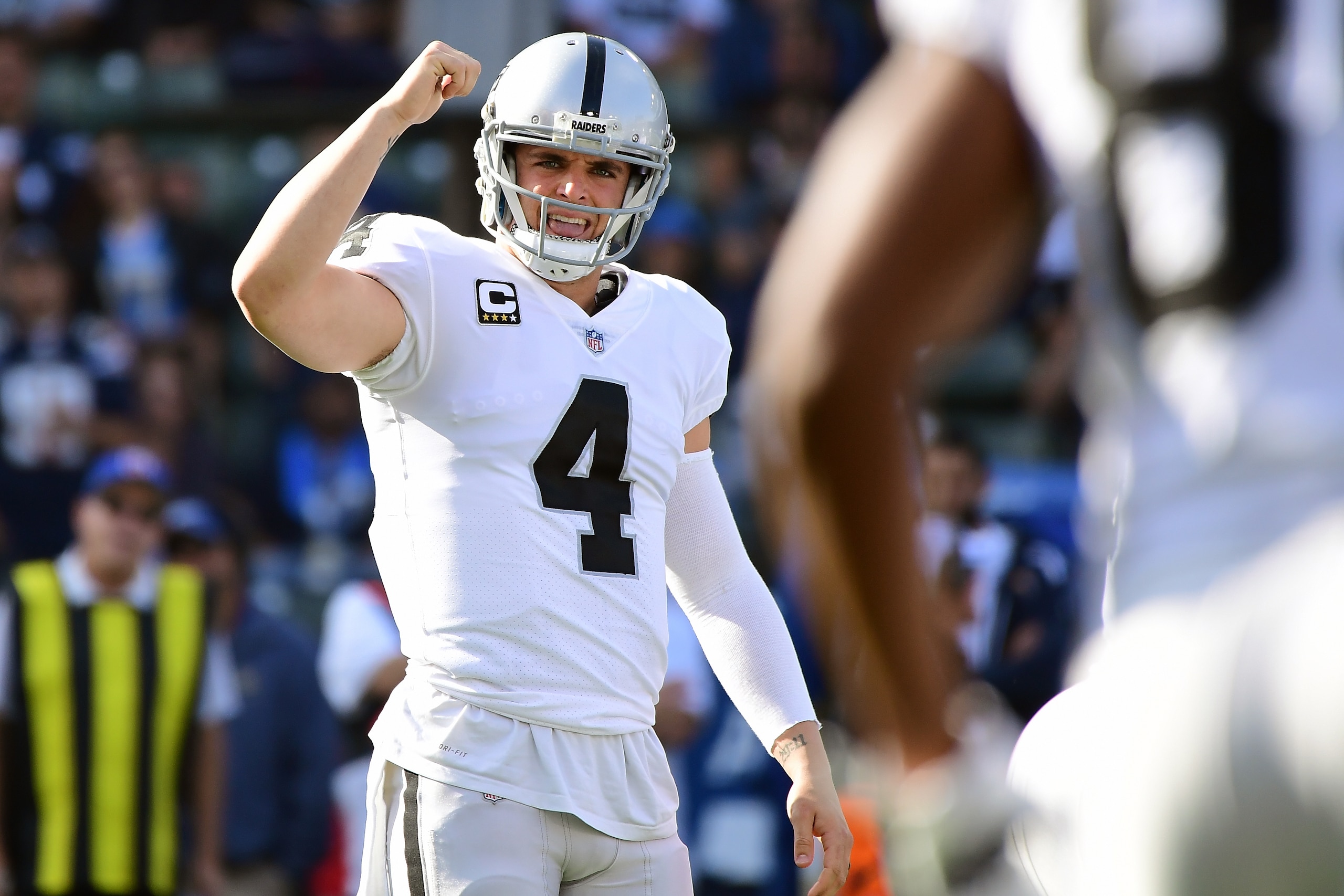 CARSON, CA - DECEMBER 31:  Derek Carr #4 of the Oakland Raiders communicates to his teammates during the game  against the Los Angeles Chargers at StubHub Center on December 31, 2017 in Carson, California.  (Photo by Harry How/Getty Images)