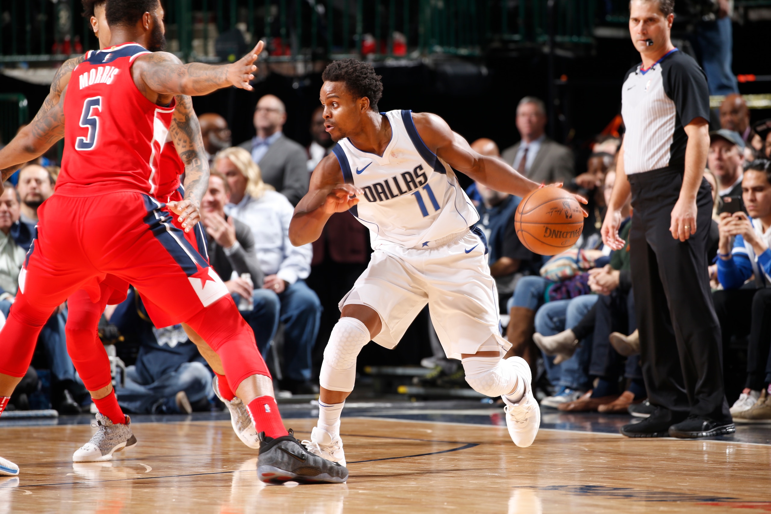 DALLAS, TX - JANUARY 22:  Yogi Ferrell #11 of the Dallas Mavericks handles the ball against the Washington Wizards on January 22, 2018 at the American Airlines Center in Dallas, Texas. NOTE TO USER: User expressly acknowledges and agrees that, by download