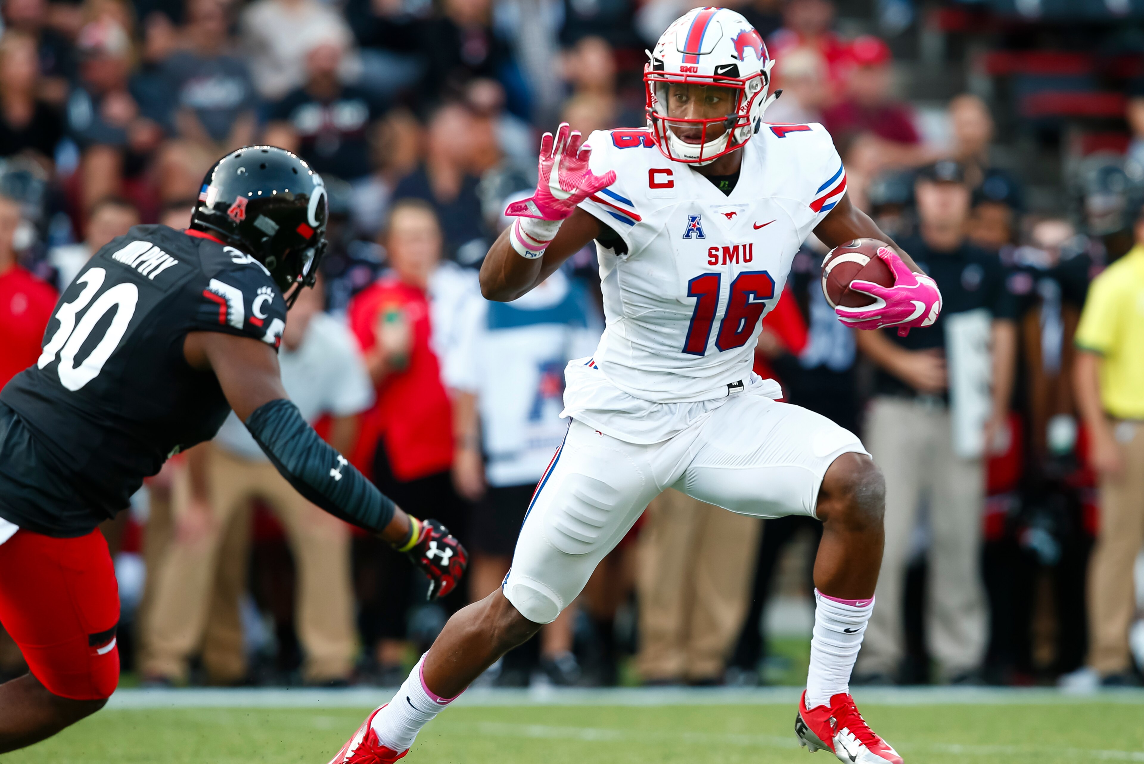 CINCINNATI, OH - OCTOBER 21: Courtland Sutton #16 of the Southern Methodist Mustangs runs the ball after a reception during the game against the Cincinnati Bearcats at Nippert Stadium on October 21, 2017 in Cincinnati, Ohio. (Photo by Michael Hickey/Getty