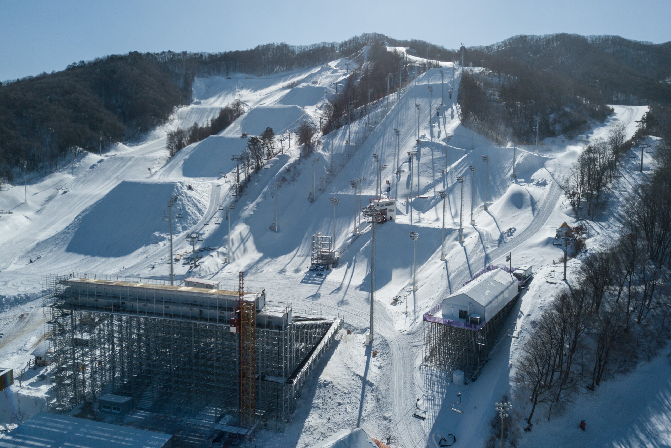 A general view shows the Phoenix Snow Park, in Pyeongchang on January 24, 2018. 
The Phoenix Snow Park will host the freestlye skiing and snowboard events of the 2018 Pyeongchang winter Olympic games. / AFP PHOTO / Ed JONES        (Photo credit should rea