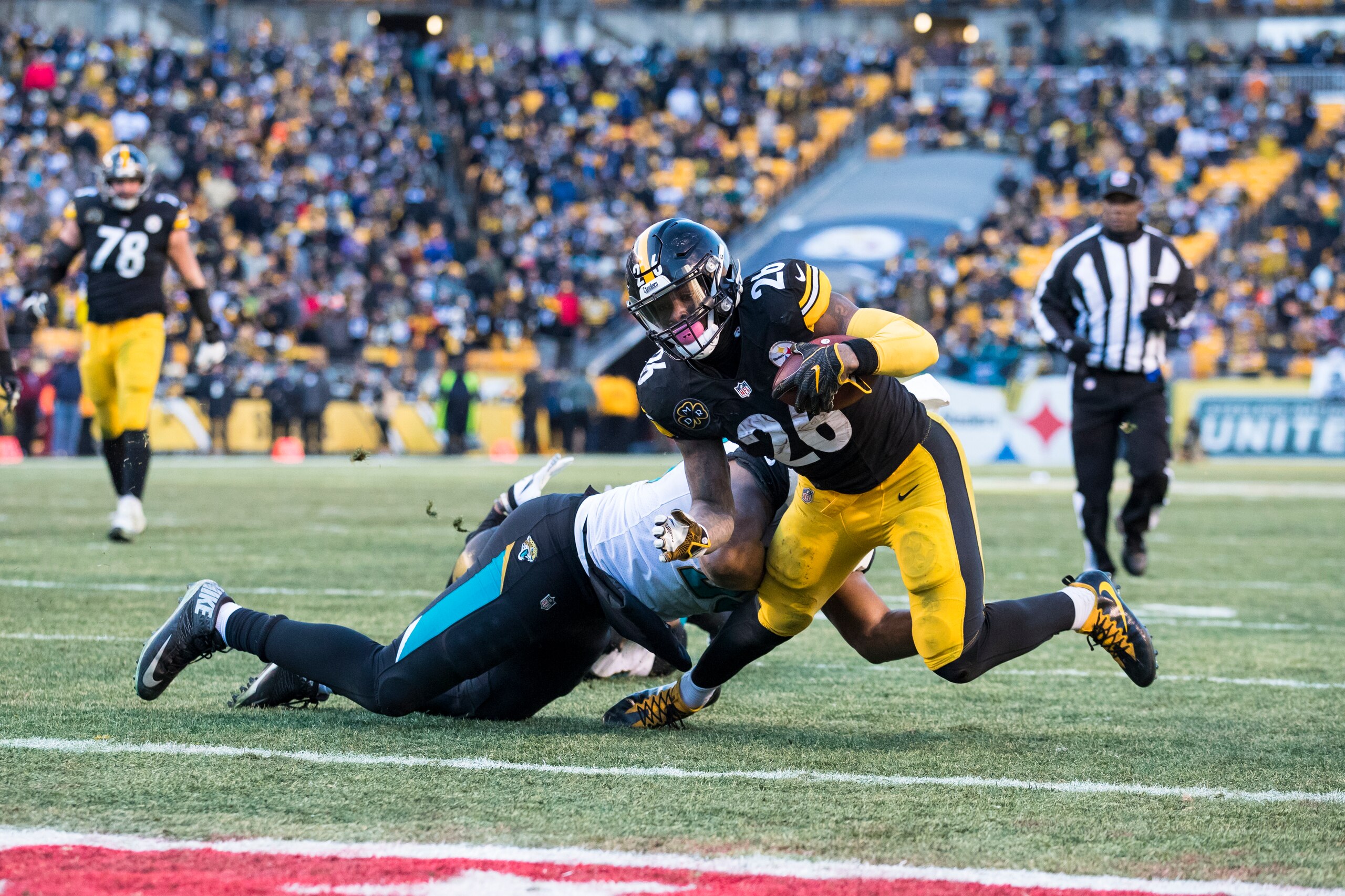 PITTSBURGH, PA - JANUARY 14:  Le'Veon Bell #26 of the Pittsburgh Steelers carries a ball lateraled by Ben Roethlisberger #7 for a touchdown during the second half of the AFC Divisional Playoff game against the Jacksonville Jaguars at Heinz Field on Januar