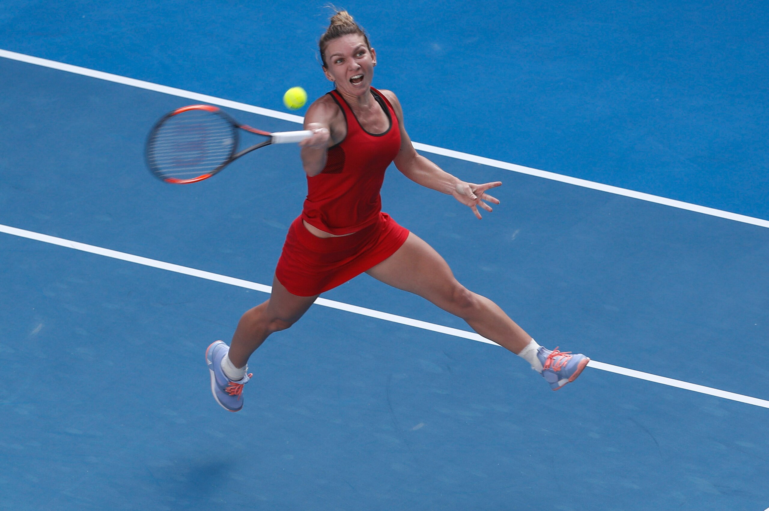MELBOURNE, AUSTRALIA - JANUARY 25: Simona Halep of Romania plays a forehand in her semi-final match against Angelique Kerber of Germany on day 11 of the 2018 Australian Open at Melbourne Park on January 25, 2018 in Melbourne, Australia. (Photo by XIN LI MELBOURNE, AUSTRALIA - JANUARY 25: Simona Halep of Romania plays a forehand in her semi-final match against Angelique Kerber of Germany on day 11 of the 2018 Australian Open at Melbourne Park on January 25, 2018 in Melbourne, Australia. (Photo by XIN LI