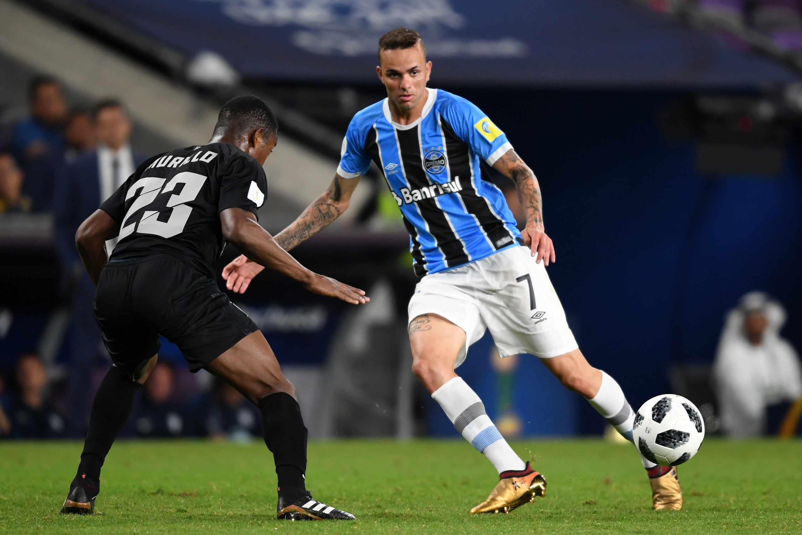 AL AIN, UNITED ARAB EMIRATES - DECEMBER 12:  Luan of  Gremio controls the ball during the FIFA Club World Cup UAE 2017 semi-final match between Gremio FBPA and CF Pachuca  on December 12, 2017 in Al Ain, United Arab Emirates.  (Photo by Etsuo Hara/Getty I