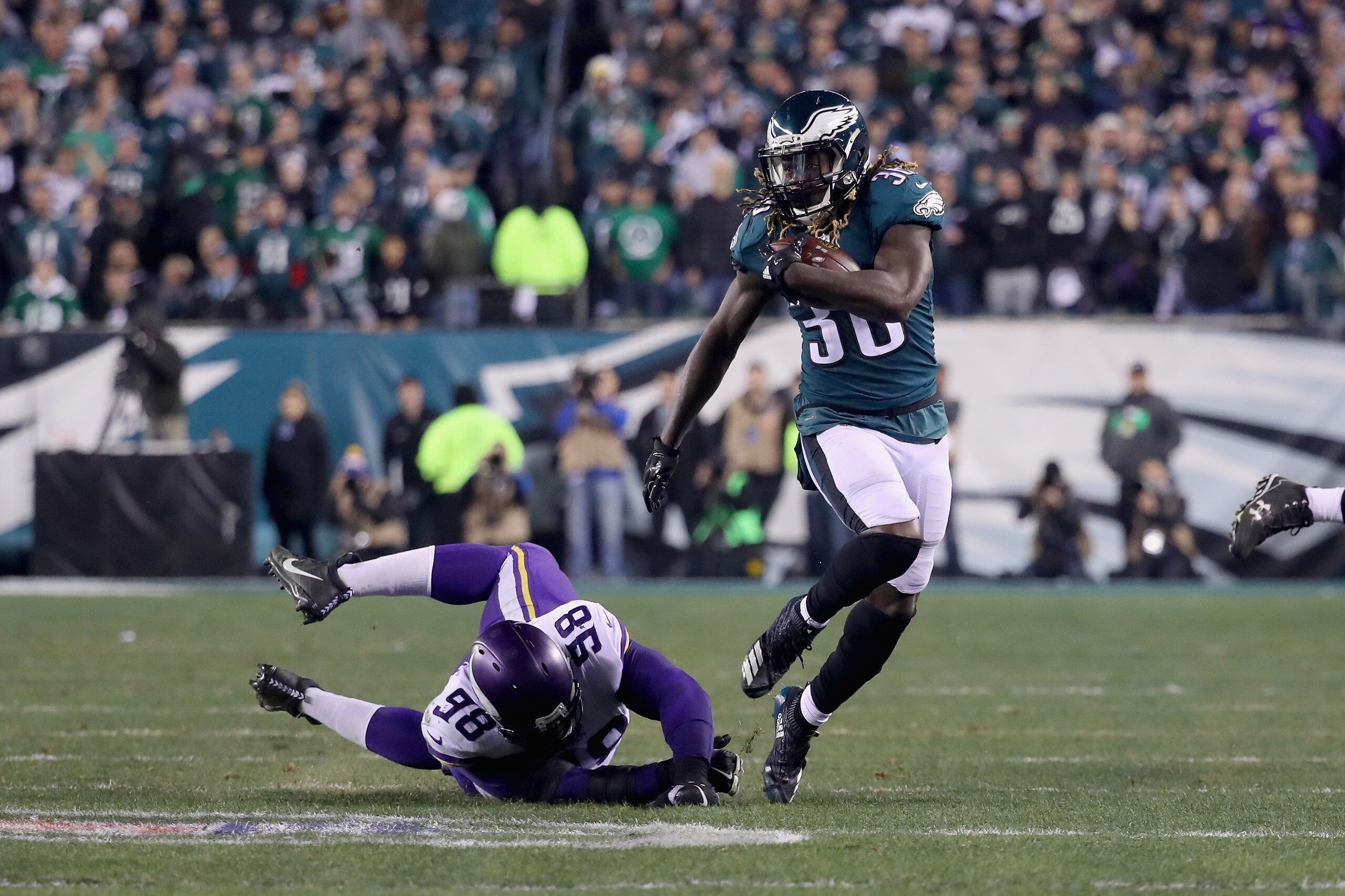 PHILADELPHIA, PA - JANUARY 21:  Jay Ajayi #36 of the Philadelphia Eagles runs the ball past Linval Joseph #98 of the Minnesota Vikings during the second quarter in the NFC Championship game at Lincoln Financial Field on January 21, 2018 in Philadelphia, P