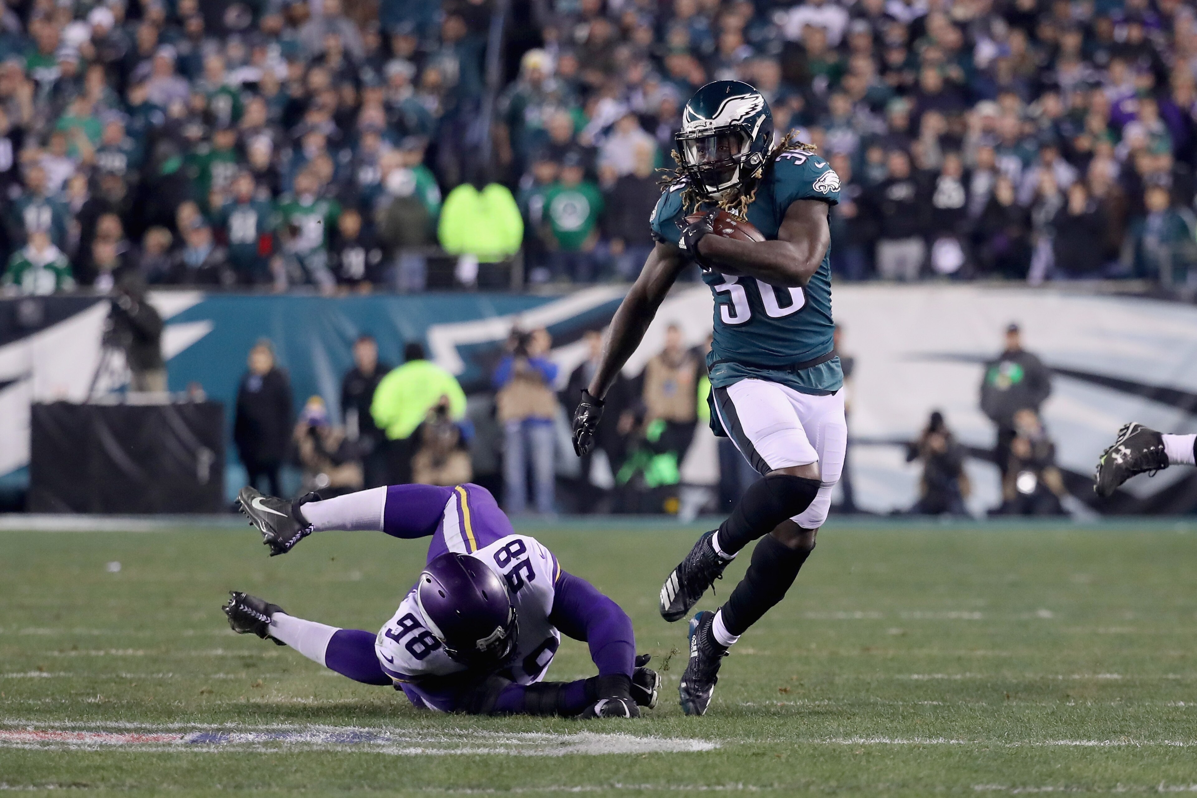 PHILADELPHIA, PA - JANUARY 21:  Jay Ajayi #36 of the Philadelphia Eagles runs the ball past Linval Joseph #98 of the Minnesota Vikings during the second quarter in the NFC Championship game at Lincoln Financial Field on January 21, 2018 in Philadelphia, P