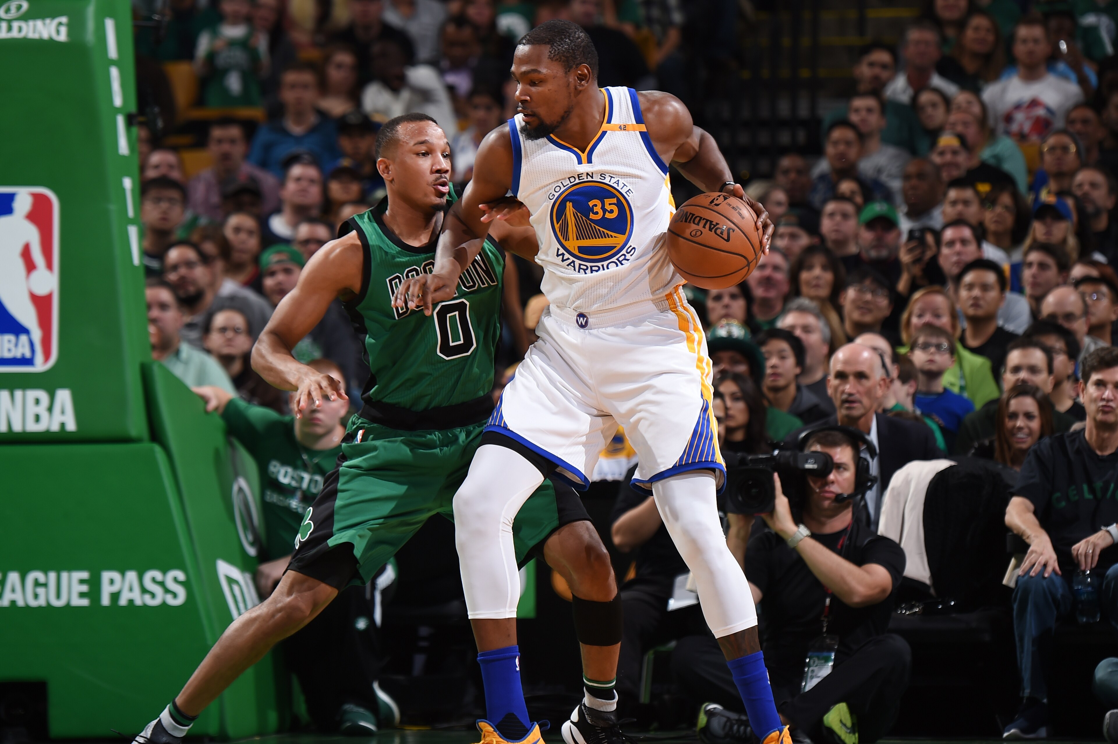 BOSTON, MA - NOVEMBER 18: Kevin Durant #35 of the Golden State Warriors handles the ball against Avery Bradley #0 of the Boston Celtics during a game on November 18, 2016 at TD Garden in Boston, Massachusetts. NOTE TO USER: User expressly acknowledges an BOSTON, MA - NOVEMBER 18: Kevin Durant #35 of the Golden State Warriors handles the ball against Avery Bradley #0 of the Boston Celtics during a game on November 18, 2016 at TD Garden in Boston, Massachusetts. NOTE TO USER: User expressly acknowledges an