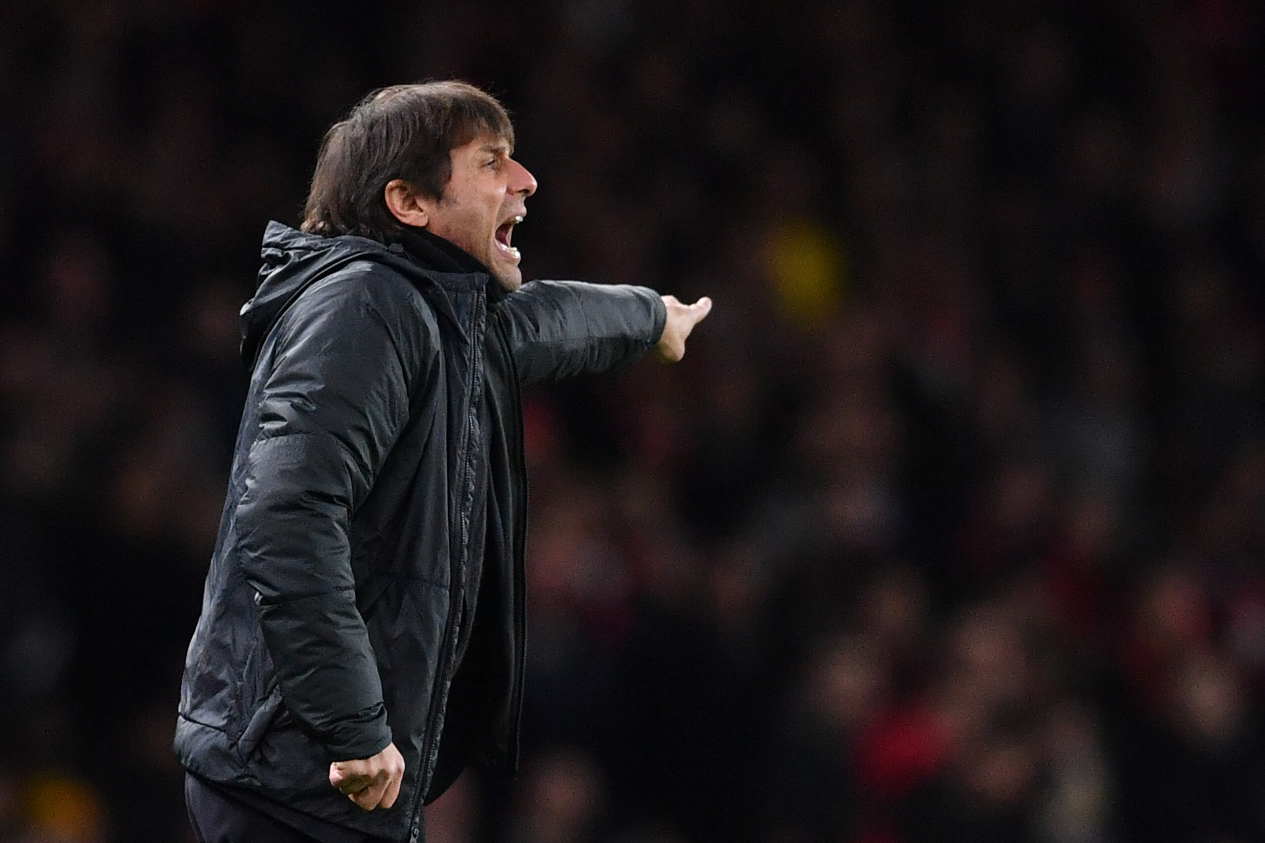 Chelsea's Italian head coach Antonio Conte gestures during the League Cup semi-final football match between Arsenal and Chelsea at the Emirates Stadium in London on January 24, 2018.  / AFP PHOTO / Ben STANSALL / RESTRICTED TO EDITORIAL USE. No use with u