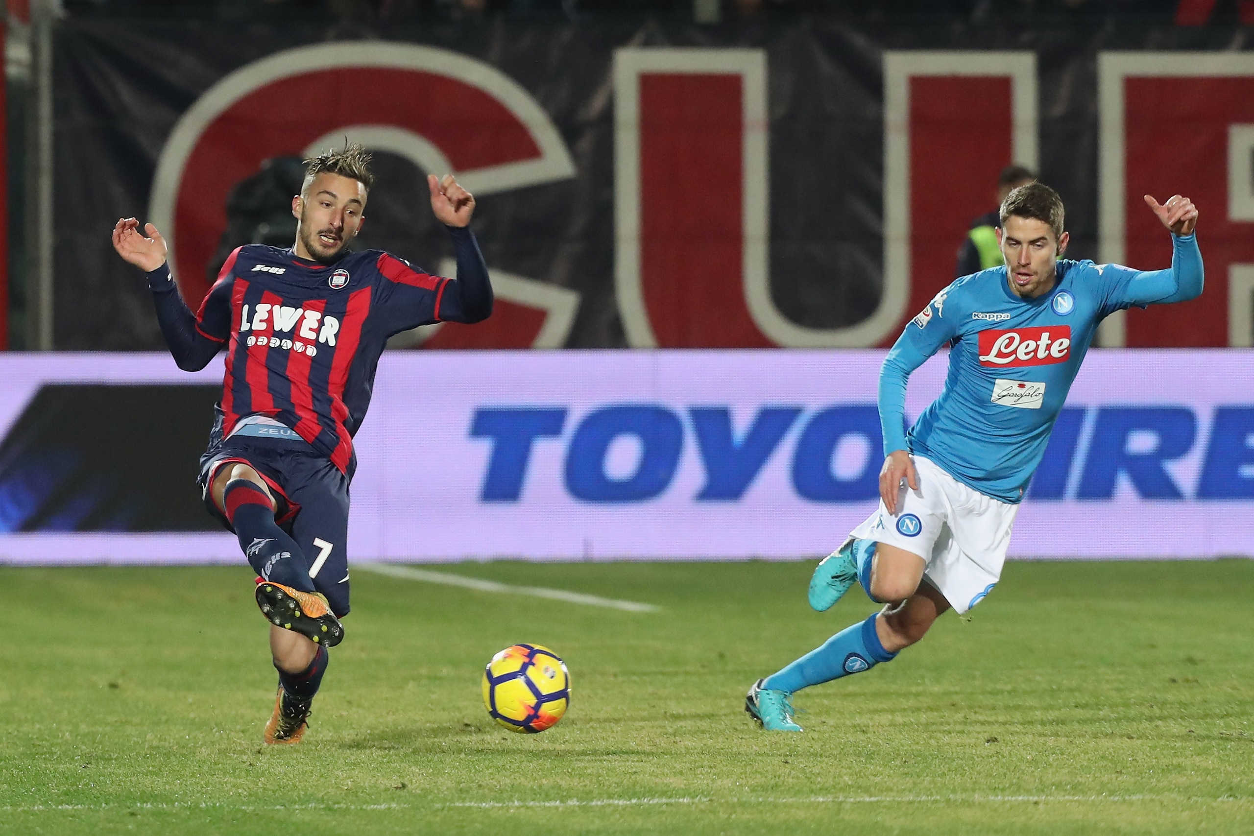 CROTONE, ITALY - DECEMBER 29:  Federico Ceccherini (L) of Crotone competes for the ball with Jorginho of Napoli during the serie A match between FC Crotone and SSC Napoli at Stadio Comunale Ezio Scida on December 29, 2017 in Crotone, Italy.  (Photo by Mau