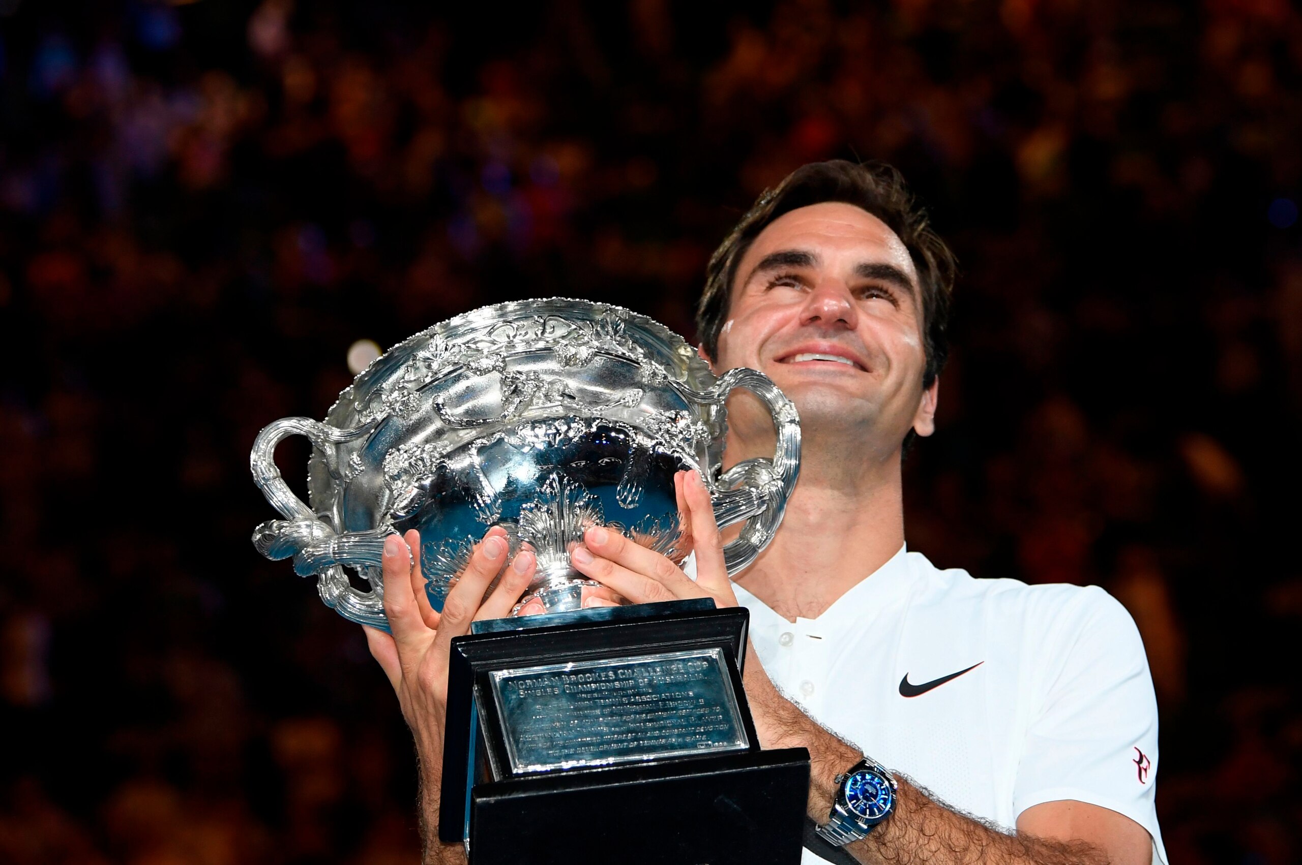 Switzerland's Roger Federer holds the trophy as he celebrates beating Croatia's Marin Cilic in their men's singles final match on day 14 of the Australian Open tennis tournament in Melbourne on January 28, 2018. / AFP PHOTO / SAEED KHAN / -- IMAGE RESTRIC