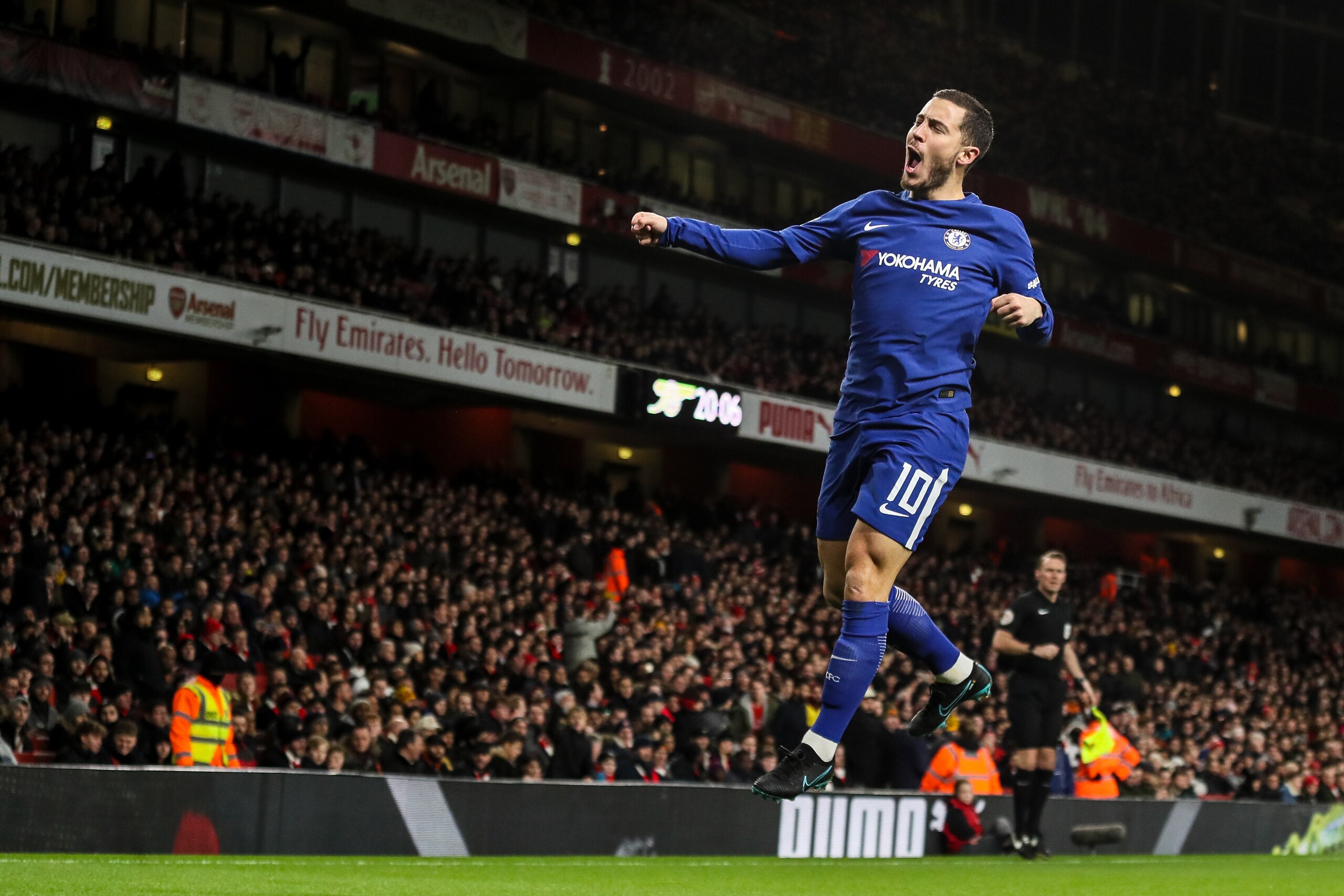 LONDON, ENGLAND - JANUARY 24: Eden Hazard of Chelsea celebrates after scoring a goal to make it 0-1 during the Carabao Cup Semi-Final Second Leg match between Arsenal and Chelsea at The Emirates Stadium on January 24, 2018 in London, England. (Photo by Ma