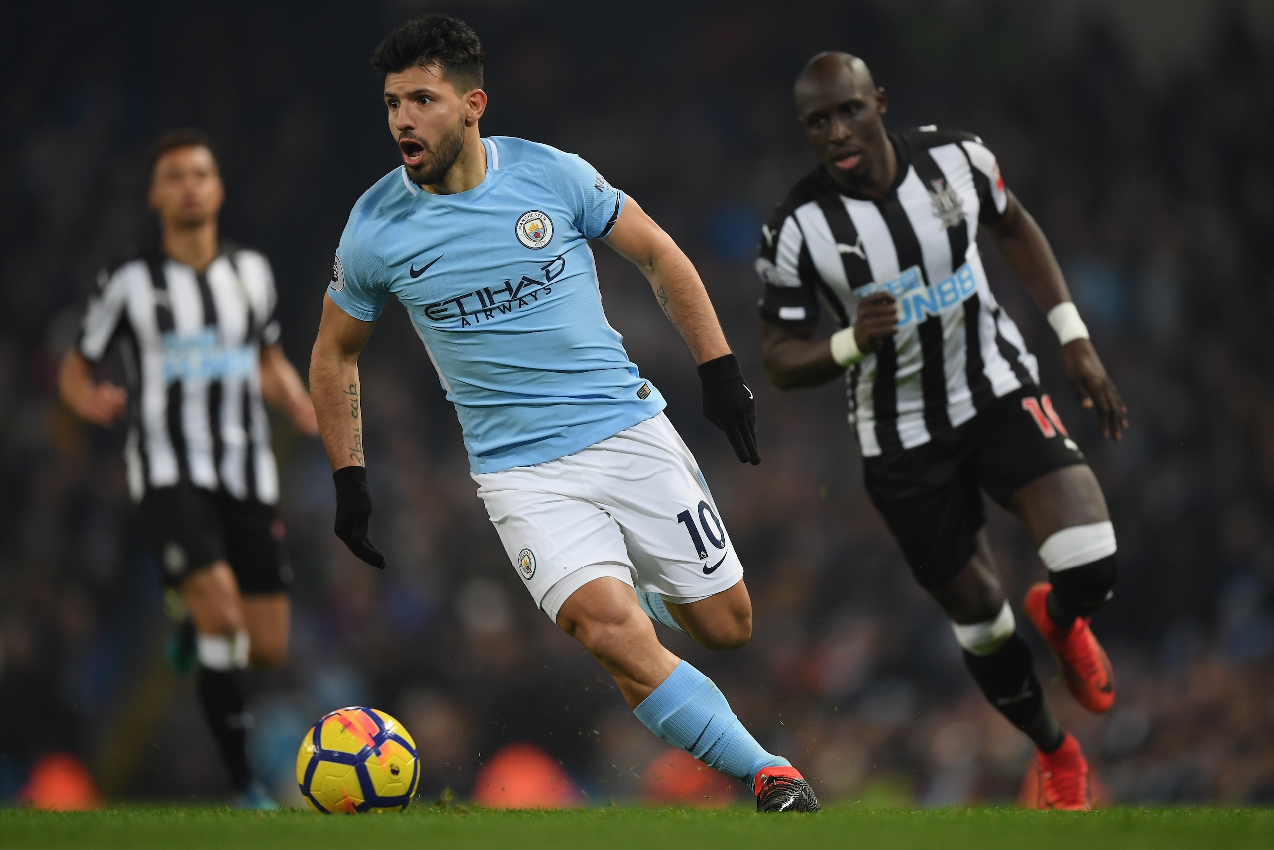 MANCHESTER, ENGLAND - JANUARY 20:  Sergio Aguero of Manchester City runs with the ball during the Premier League match between Manchester City and Newcastle United at Etihad Stadium on January 20, 2018 in Manchester, England.  (Photo by Shaun Botterill/Ge