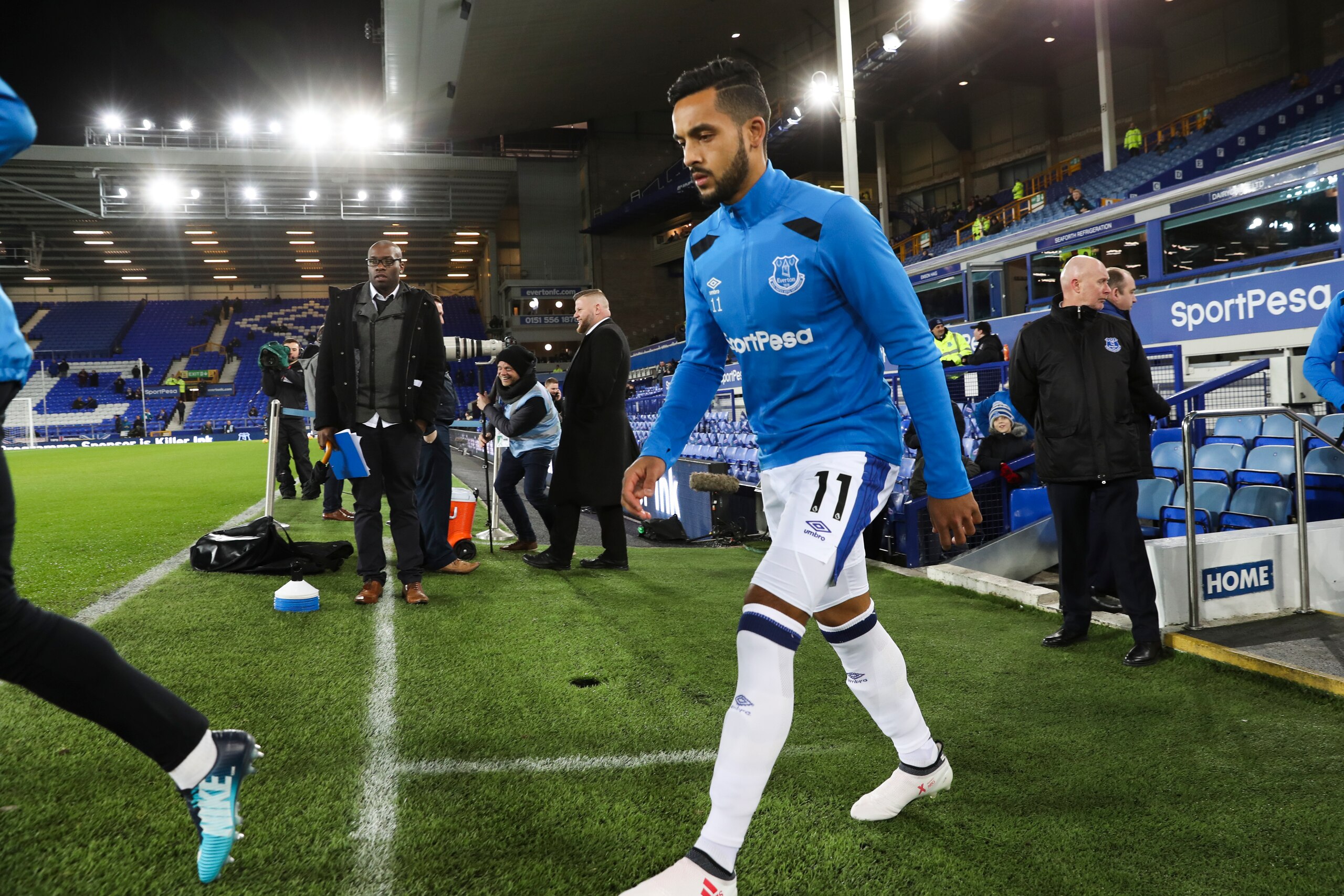 LIVERPOOL, ENGLAND - JANUARY 31: Theo Walcott comes out for the warm up before the Premier League match between Everton and Leicester City at Goodison Park on January 31, 2018 in Liverpool, England. (Photo by Mark Robinson/Getty Images)
