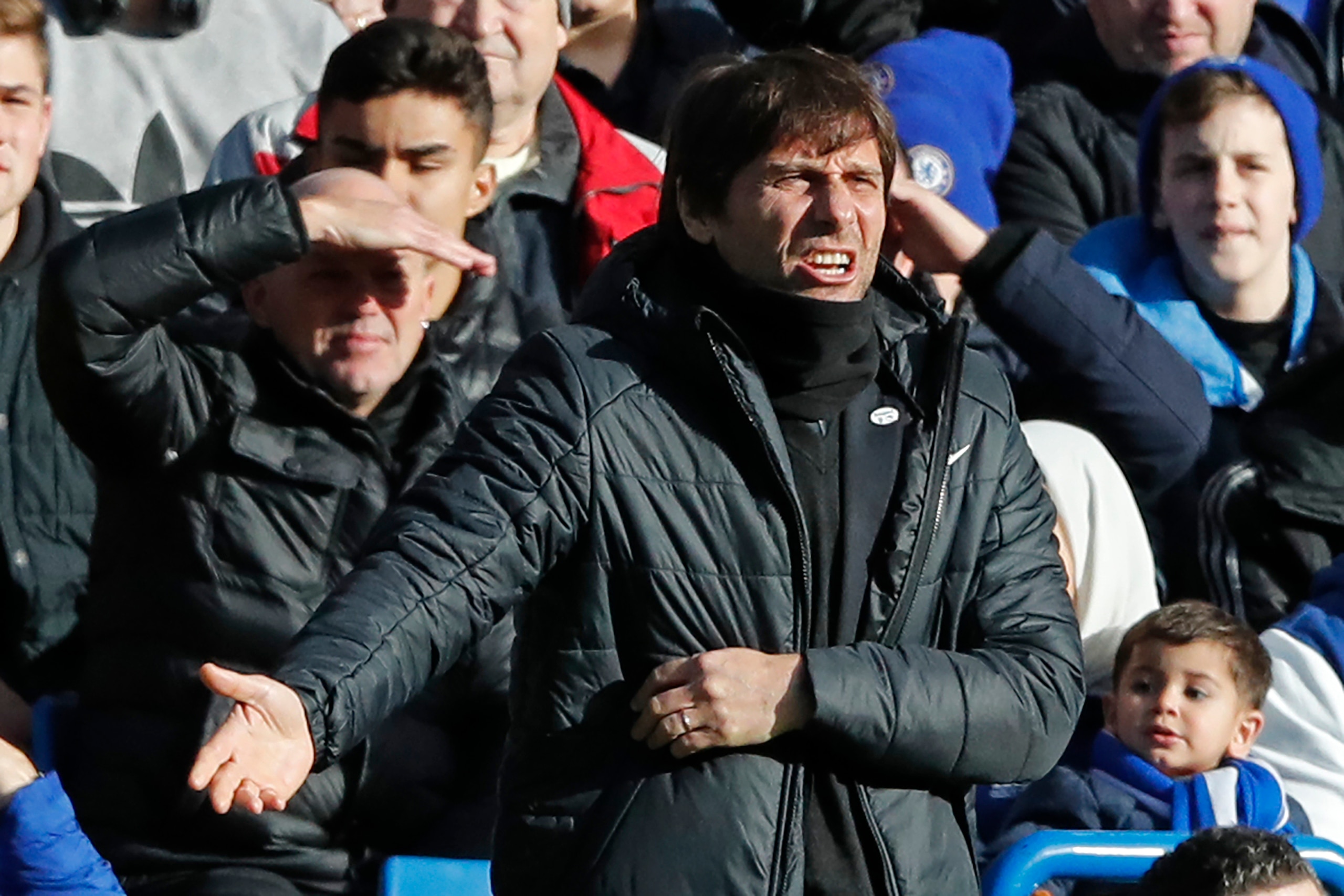 Chelsea's Italian head coach Antonio Conte gestures on the touchline during the English FA Cup fourth round football match between Chelsea and Newcastle United at Stamford Bridge in London on January 28, 2018. / AFP PHOTO / Adrian DENNIS / RESTRICTED TO E