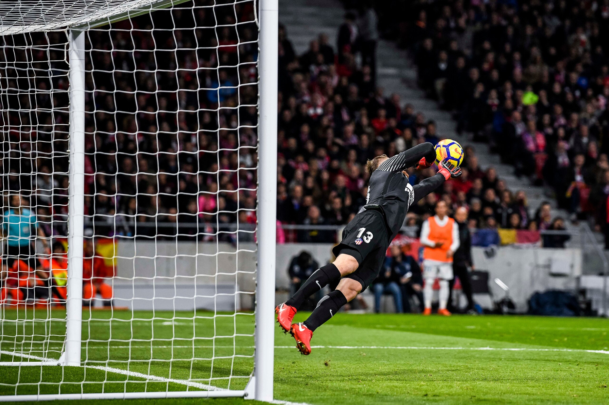 MADRID, SPAIN - NOVEMBER 18: Goalkeeper Jan Oblak of Atletico de Madrid saves the ball during the La Liga 2017-18 match between Atletico de Madrid and Real Madrid at Wanda Metropolitano  on November 18 2017 in Madrid, Spain. (Photo by Power Sport Images/G