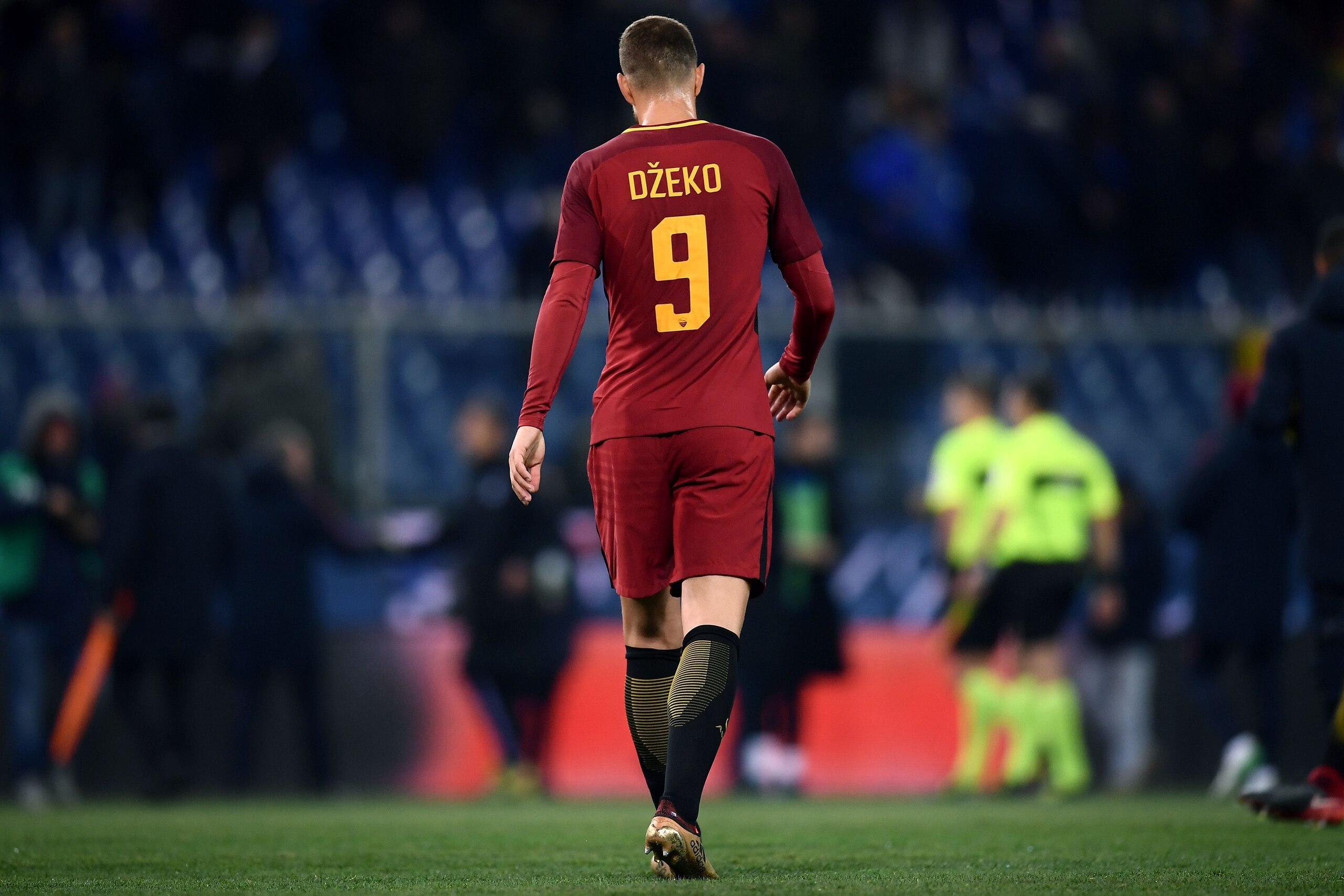 AS Roma's Bosnian forward Edin Dzeko leaves the pitch at the end of the Italian Serie A football match between Sampdoria and AS Roma on January 24, 2018 at the Luigi Ferraris Stadium in Genoa. / AFP PHOTO / MARCO BERTORELLO (Photo credit should re AS Roma's Bosnian forward Edin Dzeko leaves the pitch at the end of the Italian Serie A football match between Sampdoria and AS Roma on January 24, 2018 at the Luigi Ferraris Stadium in Genoa. / AFP PHOTO / MARCO BERTORELLO (Photo credit should re