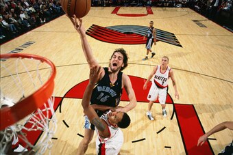 PORTLAND, OR - NOVEMBER 9:  Pau Gasol #16 of the Memphis Grizzlies shoots a layup over Channing Frye #44 of the Portland Trail Blazers during a game at the Rose Garden Arena on November 9, 2007 in Portland, Oregon.  The Blazers won 110-98.  NOTE TO USER: 