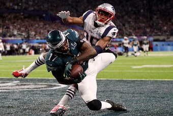 MINNEAPOLIS, MN - FEBRUARY 04:  Alshon Jeffery #17 of the Philadelphia Eagles catches a 34 yard pass, over Eric Rowe #25 of the New England Patriots, for a touchdown during the first quarter in Super Bowl LII at U.S. Bank Stadium on February 4, 2018 in Mi