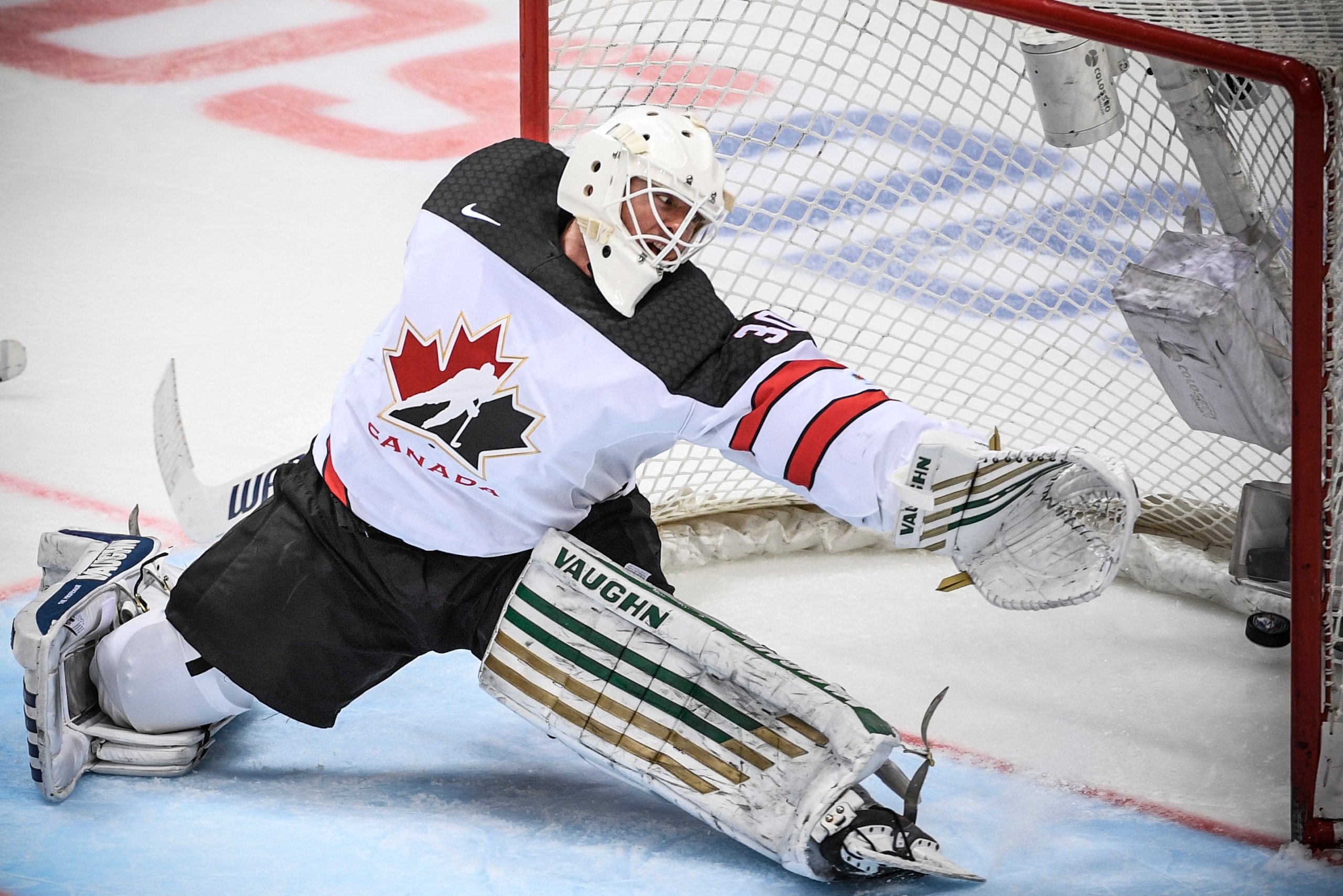 Canada's goaltender Ben Scrivens concedes a goal during the Channel One Cup of the Euro Hockey Tour ice hockey match between Canada and Russia in Moscow on December 16, 2017.
 / AFP PHOTO / Alexander NEMENOV        (Photo credit should read ALEXANDER NEME