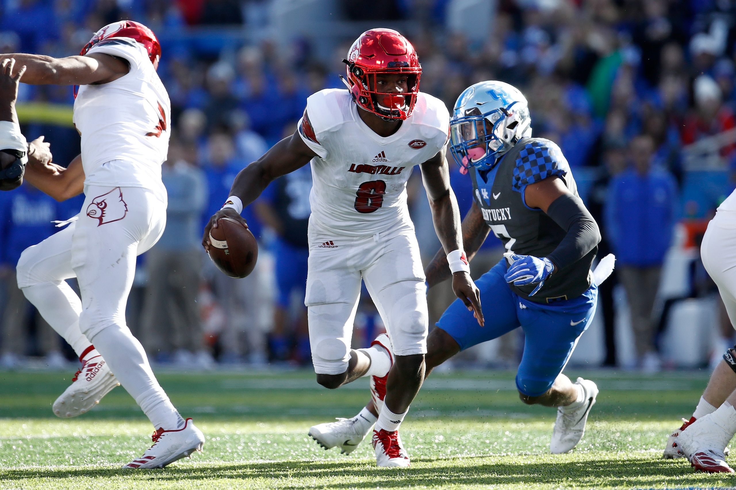 LEXINGTON, KY - NOVEMBER 25:  Lamar Jackson #8 of the Louisville Cardinals runs with the ball against the Kentucky Wildcats during the game at Commonwealth Stadium on November 25, 2017 in Lexington, Kentucky.  (Photo by Andy Lyons/Getty Images)