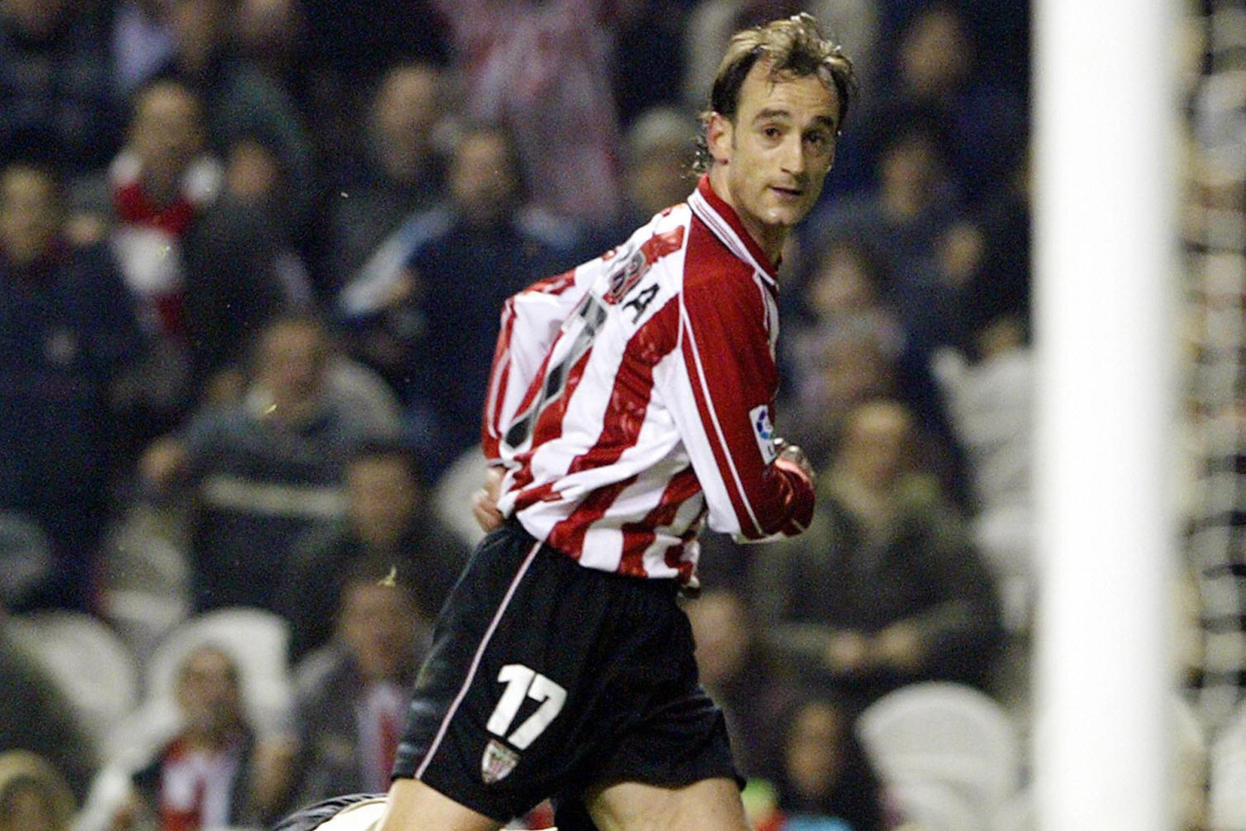 BILBAO, SPAIN:  Athletic de Bilbao's Joseba Etxeberria (ABOVE) tries to score over Betis's goalkeeper Antonio Prats 22 February 2004 in a Liga match in Bilbao.  Match ended drawn 1-1.  (Photo credit should read RAFA RIVAS/AFP/Getty Images)