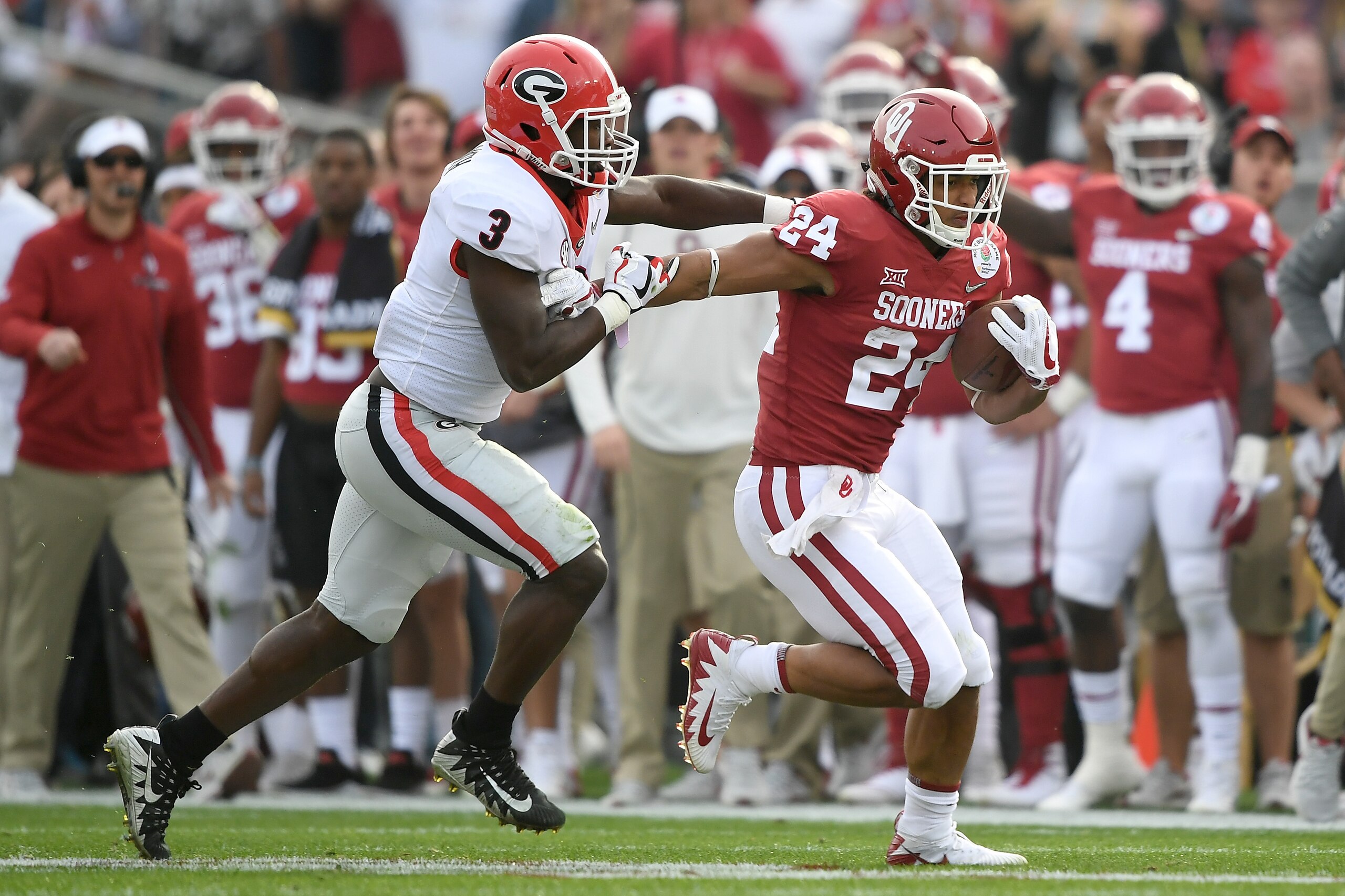 PASADENA, CA - JANUARY 01:  Rodney Anderson #24 of the Oklahoma Sooners breaks away from Roquan Smith #3 of the Georgia Bulldogs in the 2018 College Football Playoff Semifinal Game against the Georgia Bulldogs at the Rose Bowl Game presented by Northweste