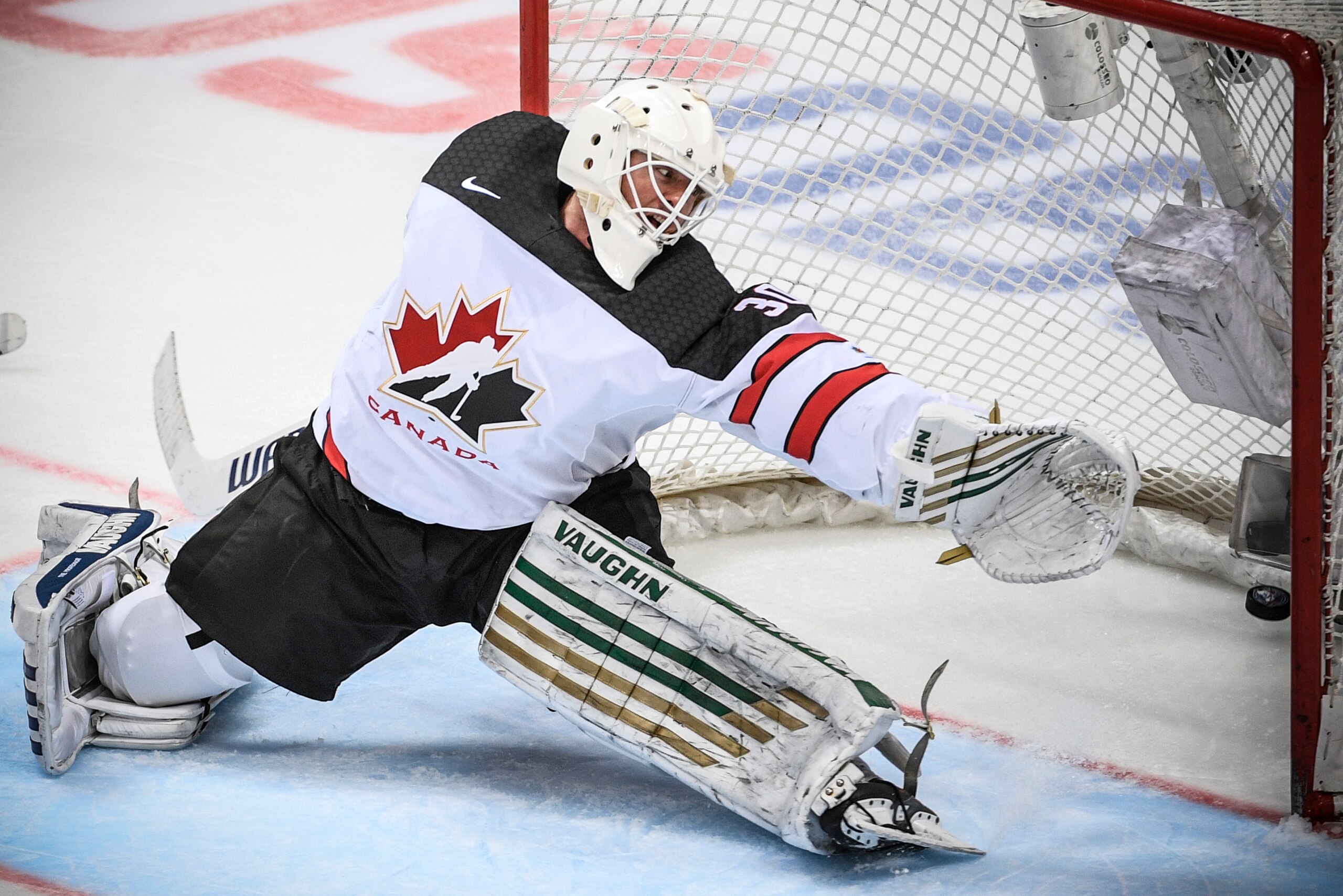 Canada's goaltender Ben Scrivens concedes a goal during the Channel One Cup of the Euro Hockey Tour ice hockey match between Canada and Russia in Moscow on December 16, 2017.
 / AFP PHOTO / Alexander NEMENOV        (Photo credit should read ALEXANDER NEME