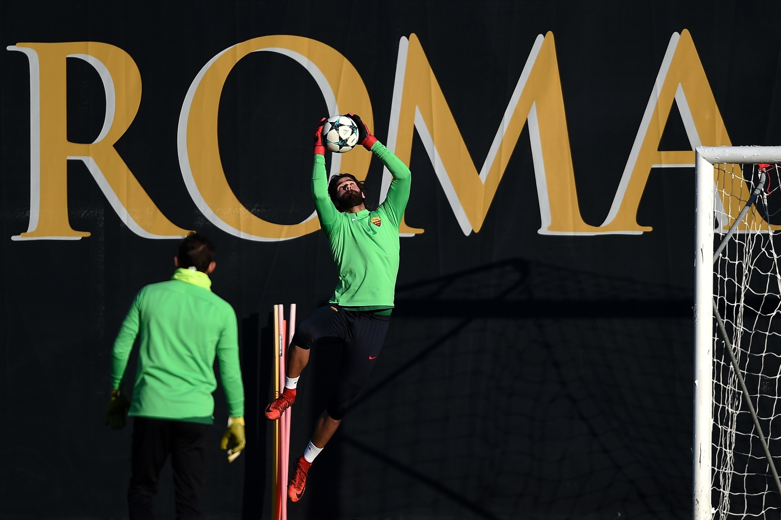 Roma's goalkeeper from Brazil Alisson take part in a training session on the eve of the UEFA Champions League football match AS Roma vs Qarabag on December 4, 2017 at Trigoria training ground near Rome.  / AFP PHOTO / FILIPPO MONTEFORTE        (Photo cred