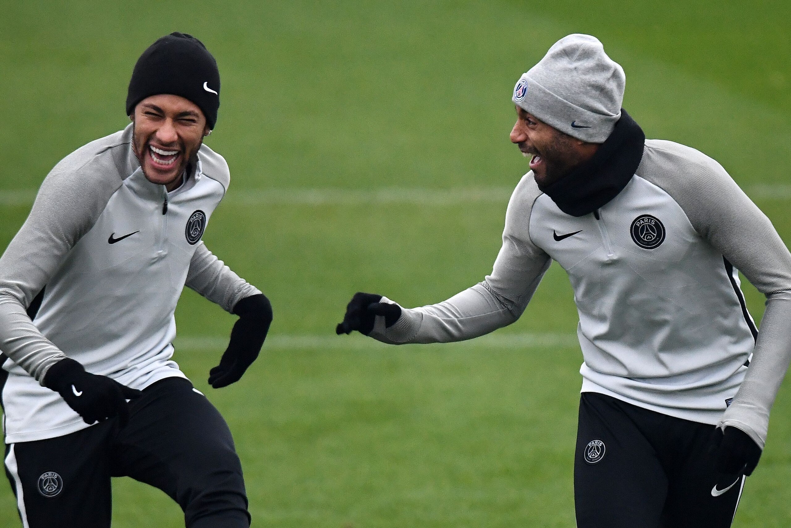 TOPSHOT - Paris Saint-Germain's Brazilian forward Neymar (L) jokes with Paris Saint-Germain's Brazilian forward Lucas as they take part in a training session in Saint-Germain-en-Laye, western Paris, on November 21, 2017 on the eve of the UEFA Champions Le