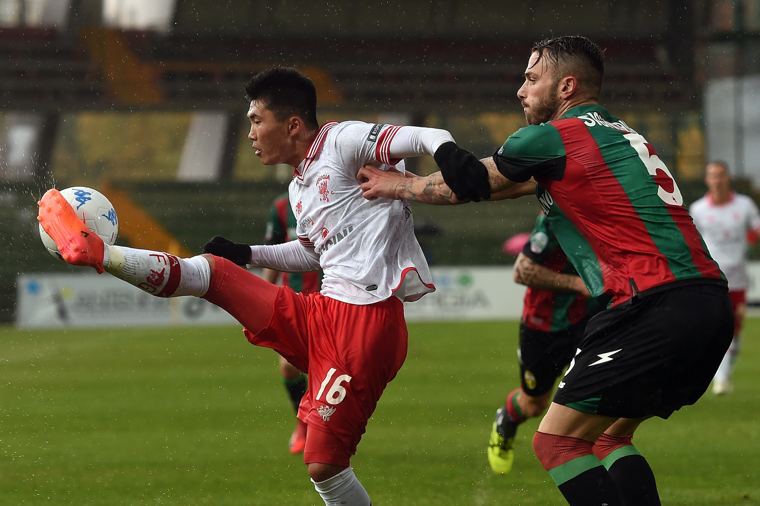 TERNI, ITALY - NOVEMBER 26:  Kwang Song Han (L) of Perugia controls the ball as Andrea Signorini of Ternana tackles during the Serie A match between Ternana Calcio and AC Perugia at Stadio Libero Liberati on November 26, 2017 in Terni, Italy.  (Photo by T