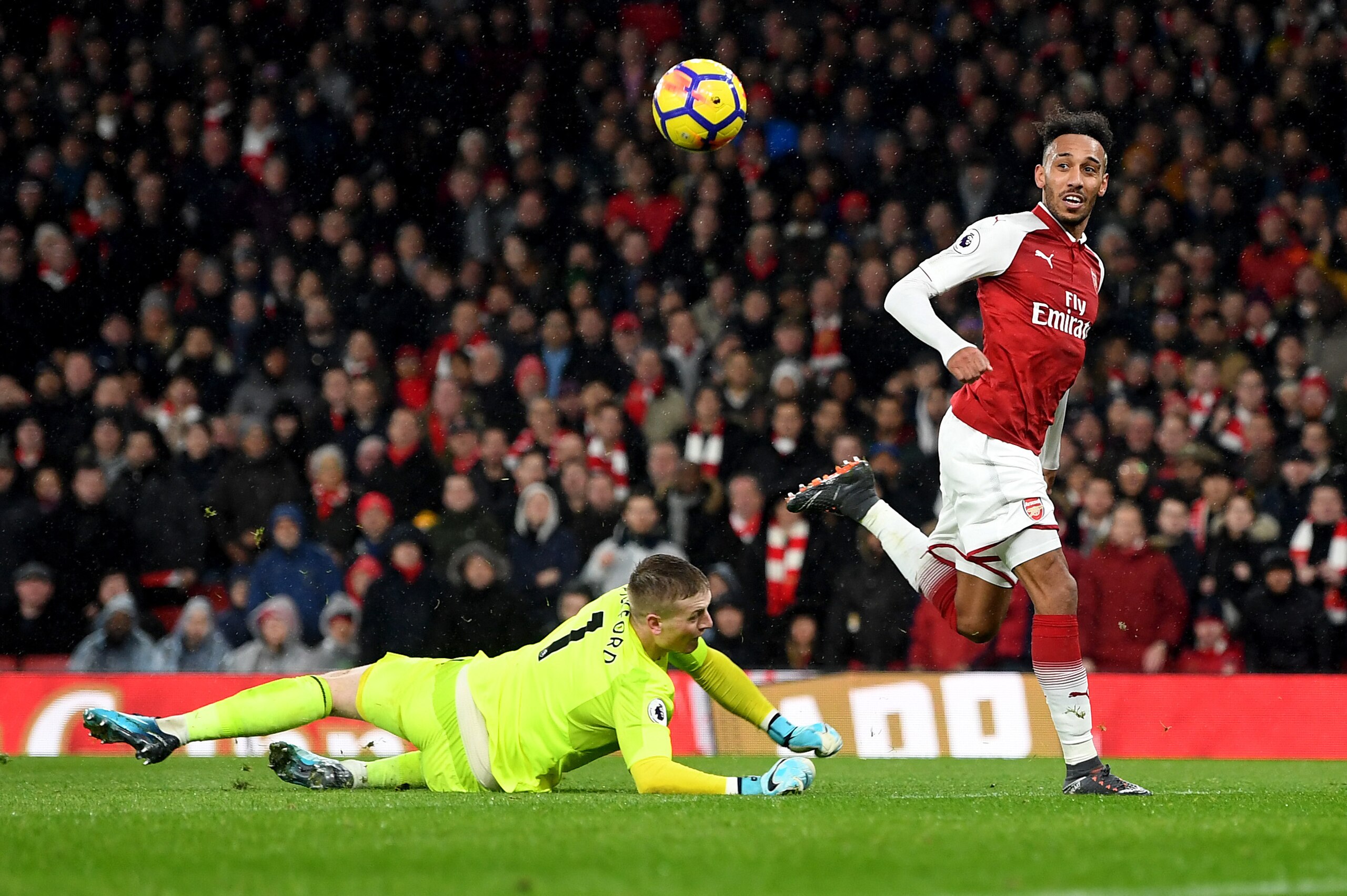 LONDON, ENGLAND - FEBRUARY 03:  Pierre-Emerick Aubameyang of Arsenal scores his sides fourth goal during the Premier League match between Arsenal and Everton at Emirates Stadium on February 3, 2018 in London, England.  (Photo by Michael Regan/Getty Images