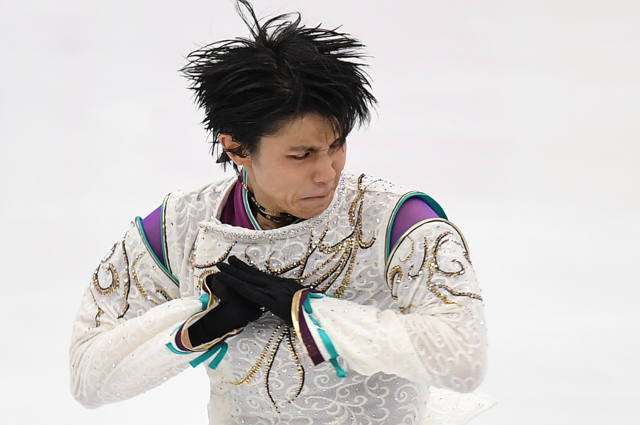 Japan's Yuzuru Hanyu competes during the senior men's short programme at the ISU Grand Prix Rostelecom Cup in Moscow on October 21, 2017. / AFP PHOTO / Yuri KADOBNOV        (Photo credit should read YURI KADOBNOV/AFP/Getty Images)