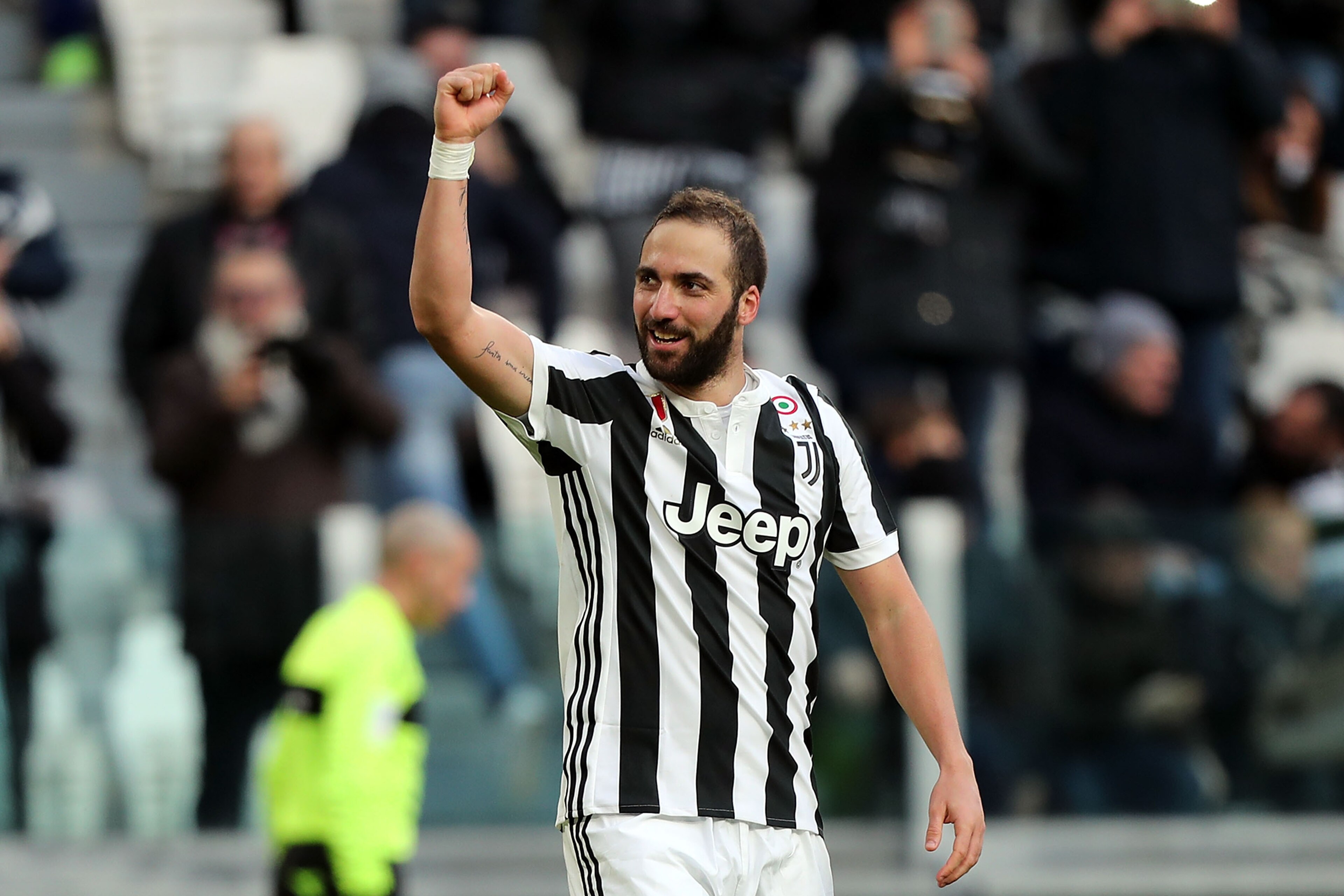 TURIN, ITALY - FEBRUARY 04: Gonzalo Higuain of Juventus celebrates after scoring a goal during the serie A match between Juventus and US Sassuolo on February 4, 2018 in Turin, Italy.  (Photo by Gabriele Maltinti/Getty Images)